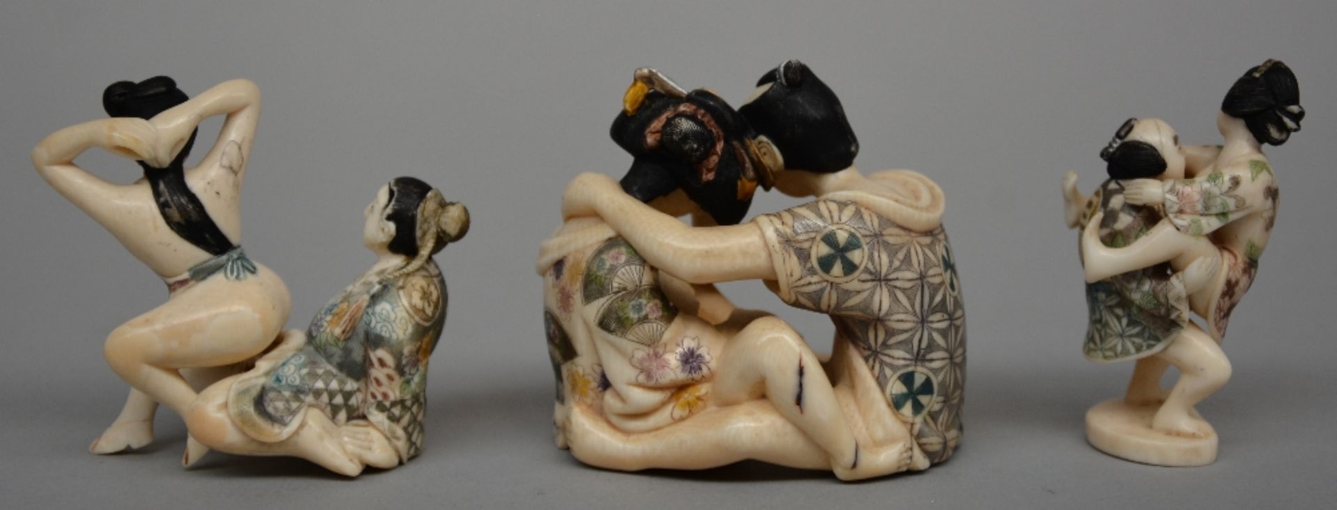 Five ivory erotic sculptures, Japanese style, scrimshaw decorated, first half of 20thC, H 3 - 7 - Bild 4 aus 10