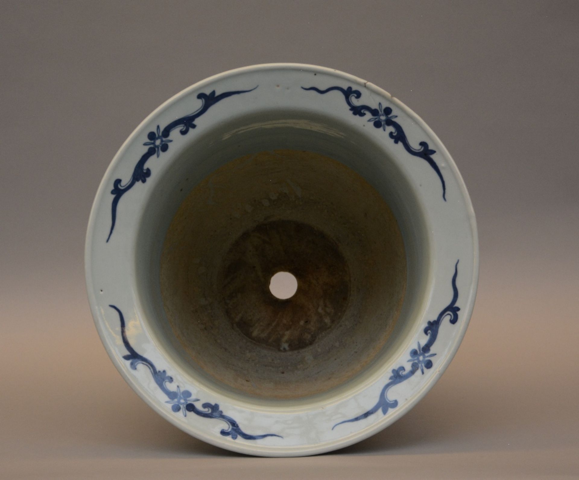 A Chinese blue and white decorated cachepot with floral decoration, painted with birds, H 37,5 - - Bild 5 aus 7