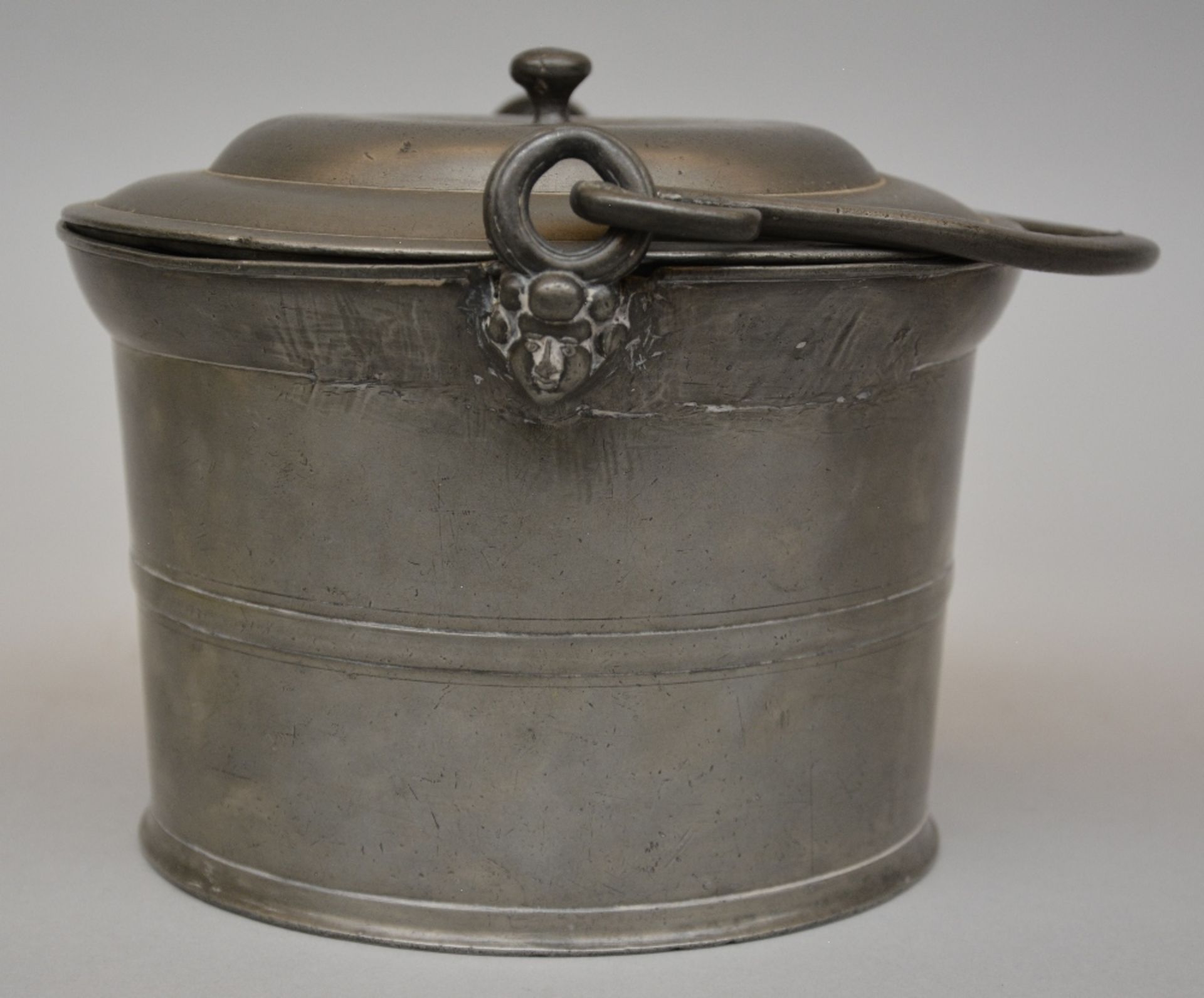 A 19thC French pewter feet warmer and a ditto food recipient, H 6 - W 26 - D 15cm / H 23 - - Bild 5 aus 9