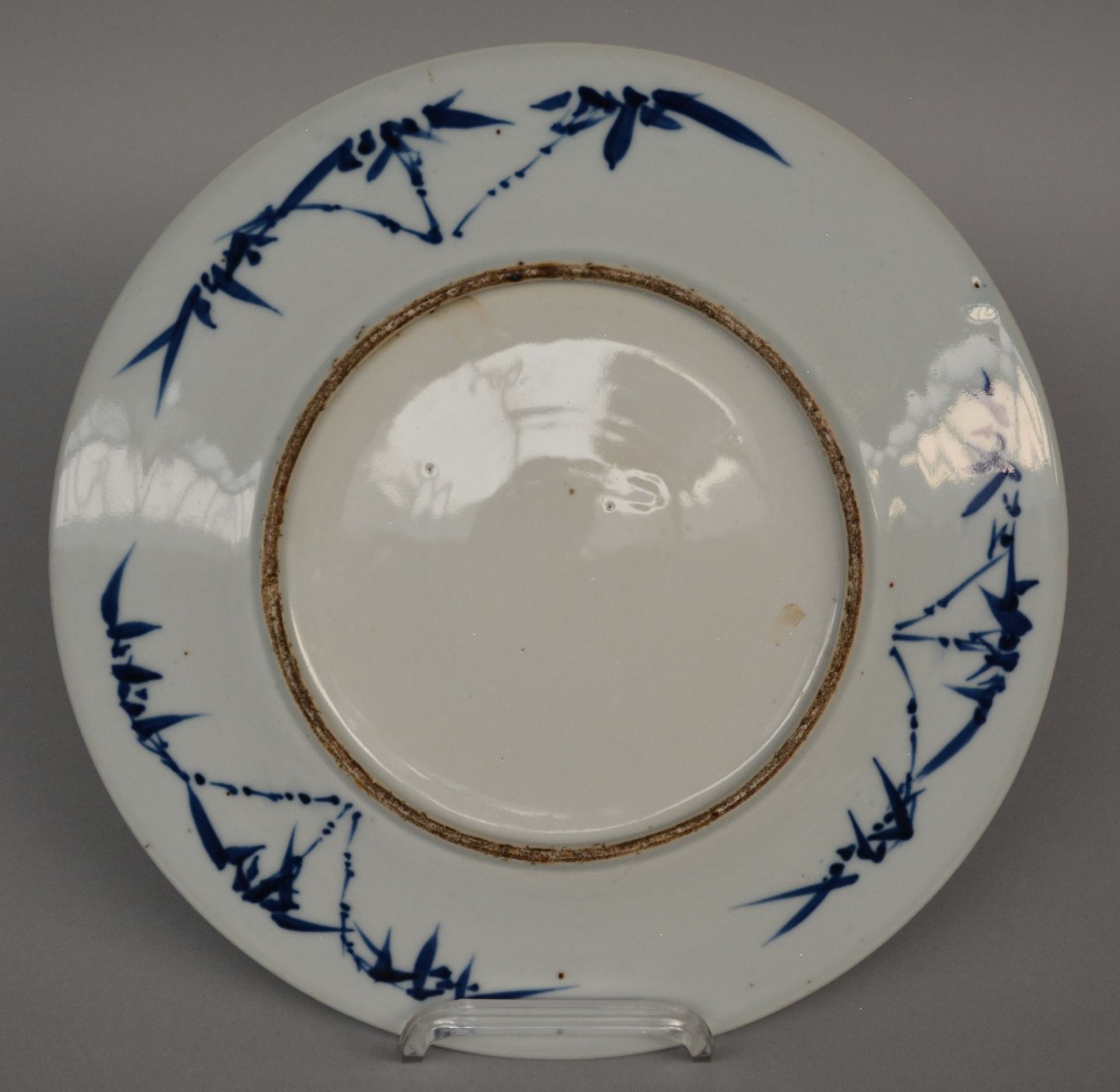 Four Chinese blue and white decorated plates depicting birds, flowers, dragons and figures, 18thC/ - Bild 5 aus 7