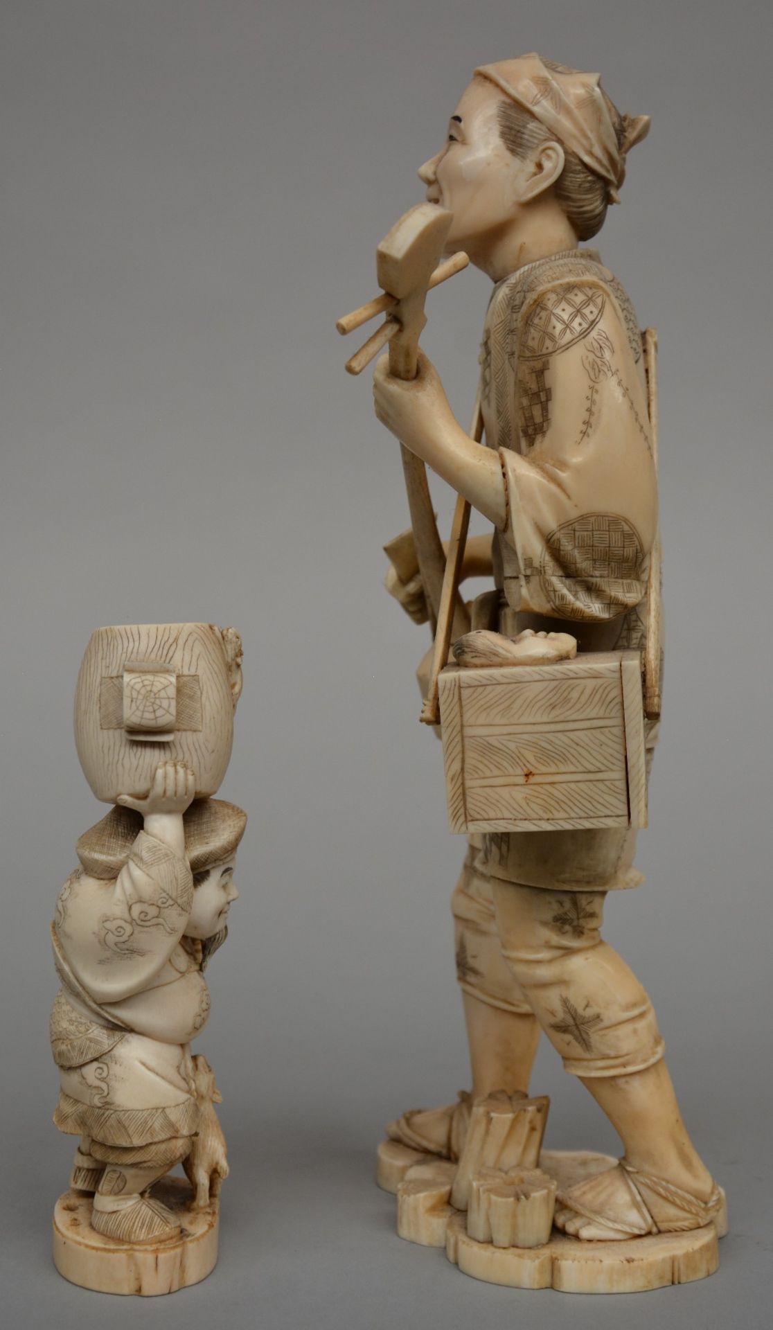 A Japanese ivory okimino of a street musician scrimshaw decorated, Meiji period, H 29,3 cm, Weight - Bild 2 aus 6