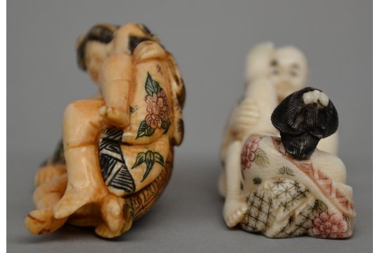 Five ivory erotic sculptures, Japanese style, scrimshaw decorated, first half of 20thC, H 3 - 7 - Bild 9 aus 10