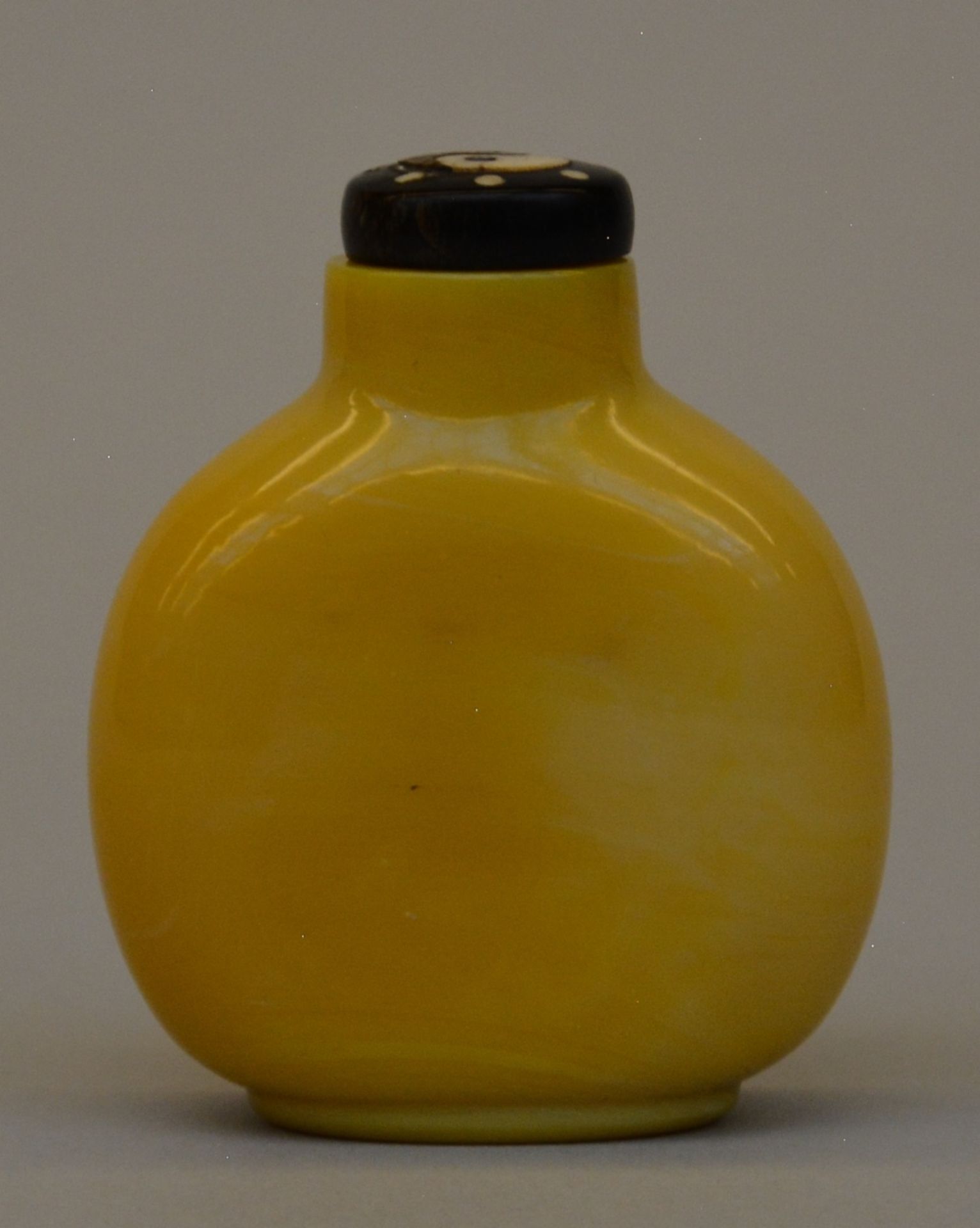 A fine Imperial yellow glass snuff bottle, perferctly modelled ovoid shape, standing on an oval - Bild 2 aus 6