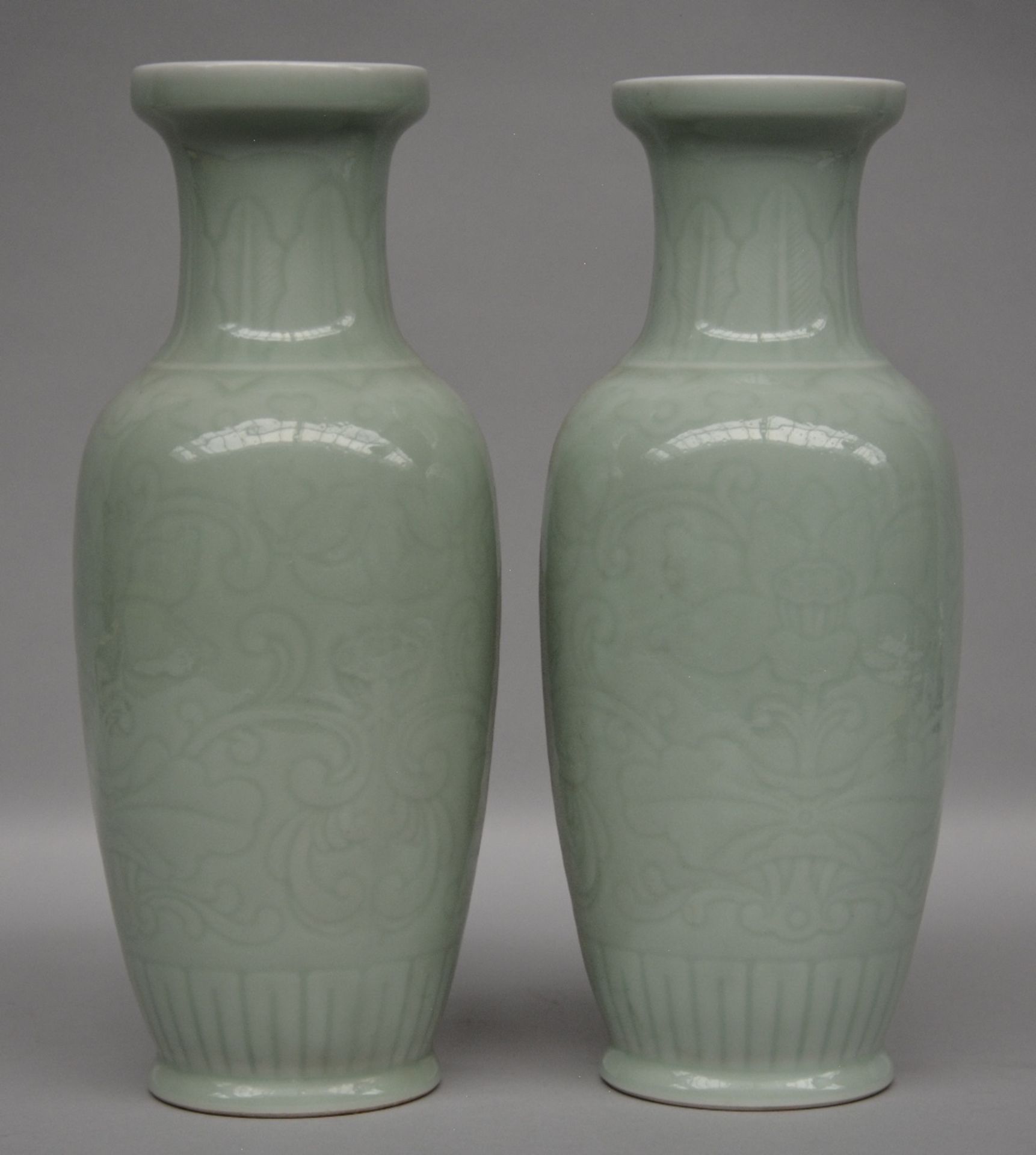 A pair of Chinese celadon vases, marked; added three ditto dishes, H 30,5 - 31 cm / Diameter 15 - - Bild 4 aus 10