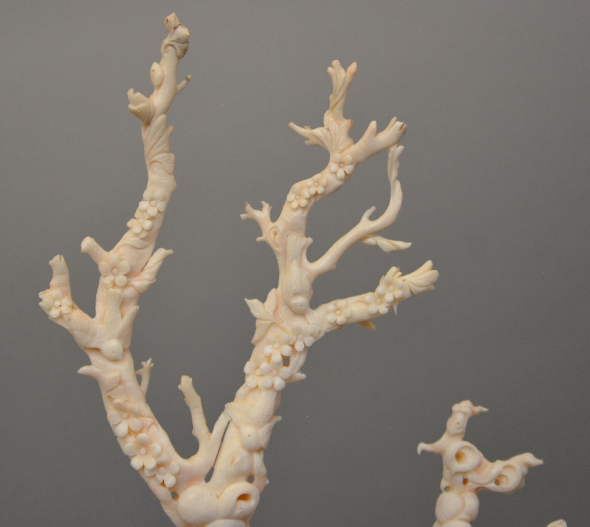 A Chinese white coral sculpture carved with figures, birds and flowers, on a wooden base, H 45 - Bild 9 aus 9