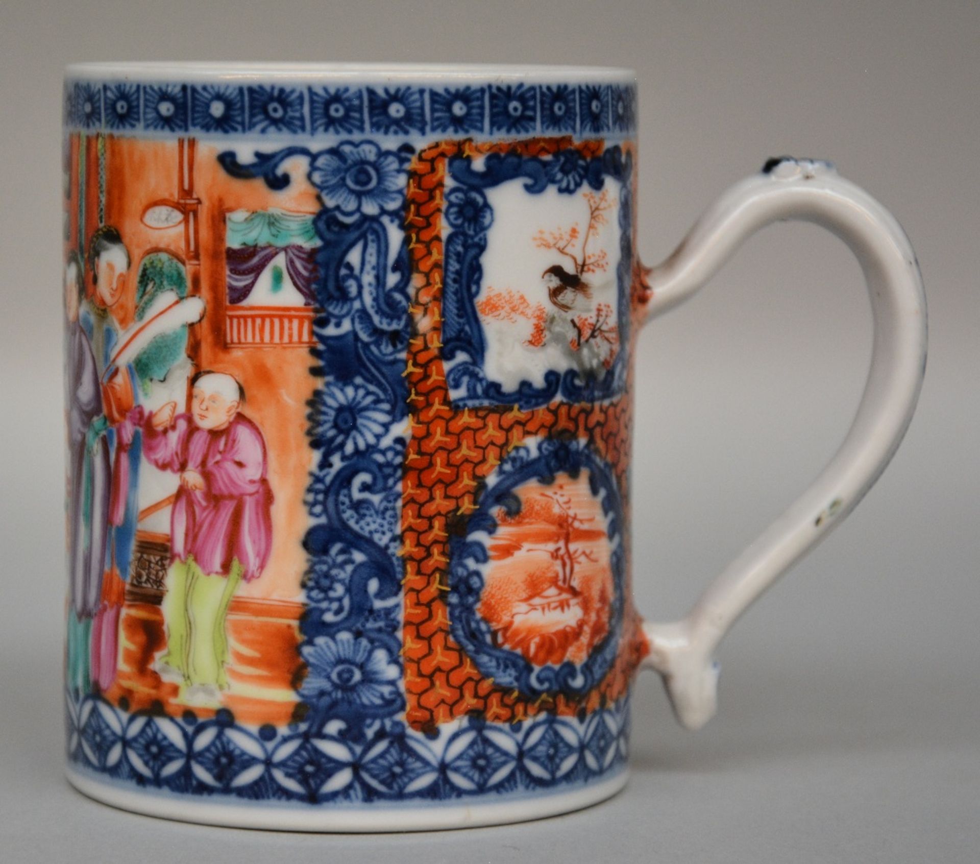 A Chinese polychrome tea mug, decorated with figures on a terras overlooking a river, Mandarin - Bild 2 aus 7