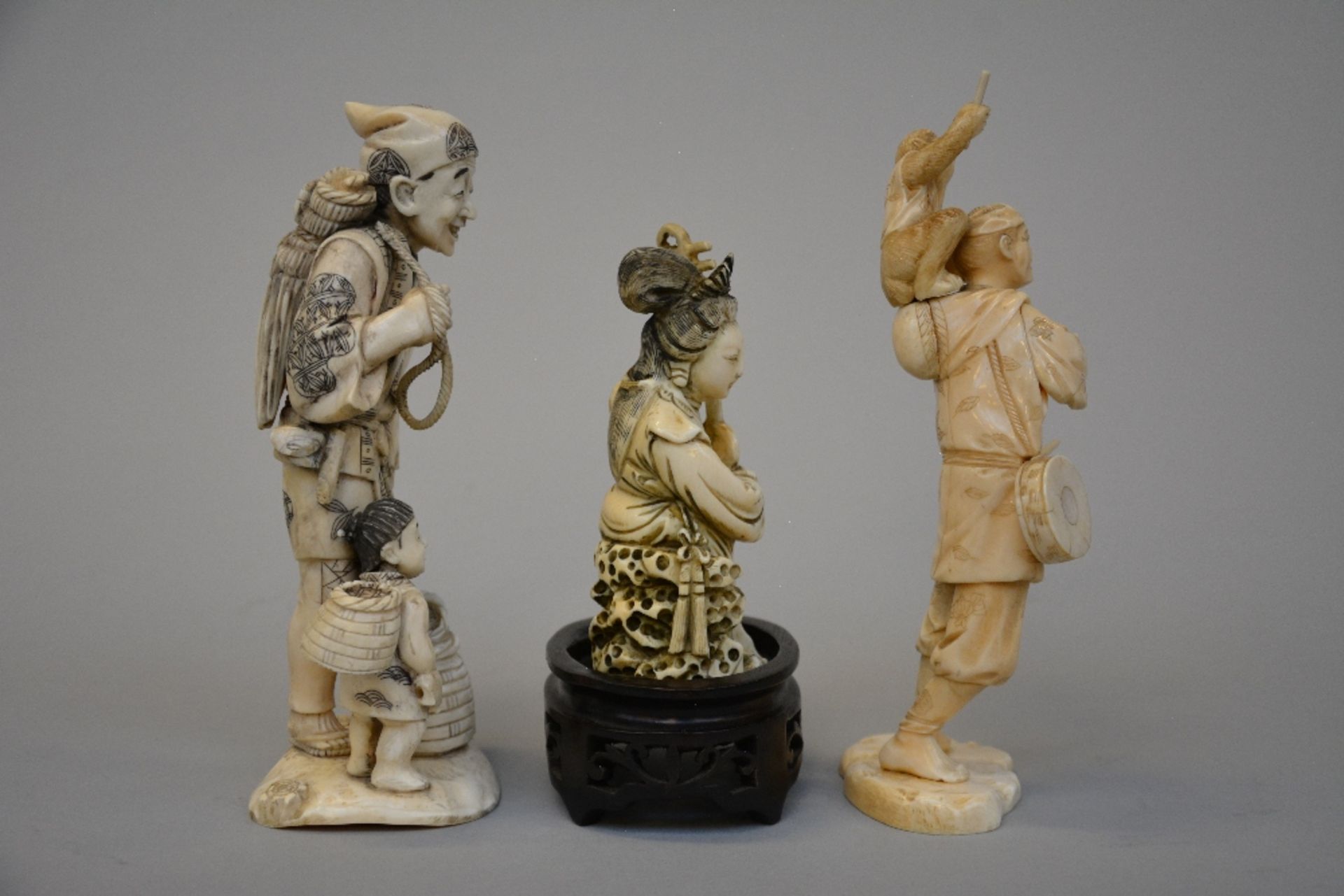 Two Japanese ivory okimono figures of a peddler with son and a street musician with monkey, both - Image 4 of 5