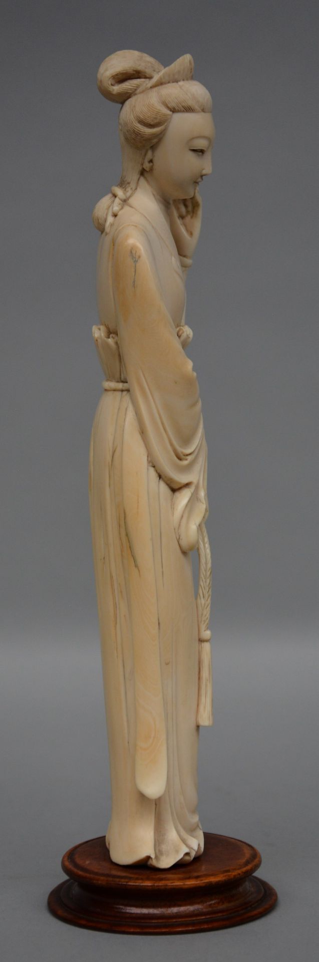 A Chinese carved ivory court lady on a wooden base, ca. 1900, H 26,5cm - Bild 4 aus 6