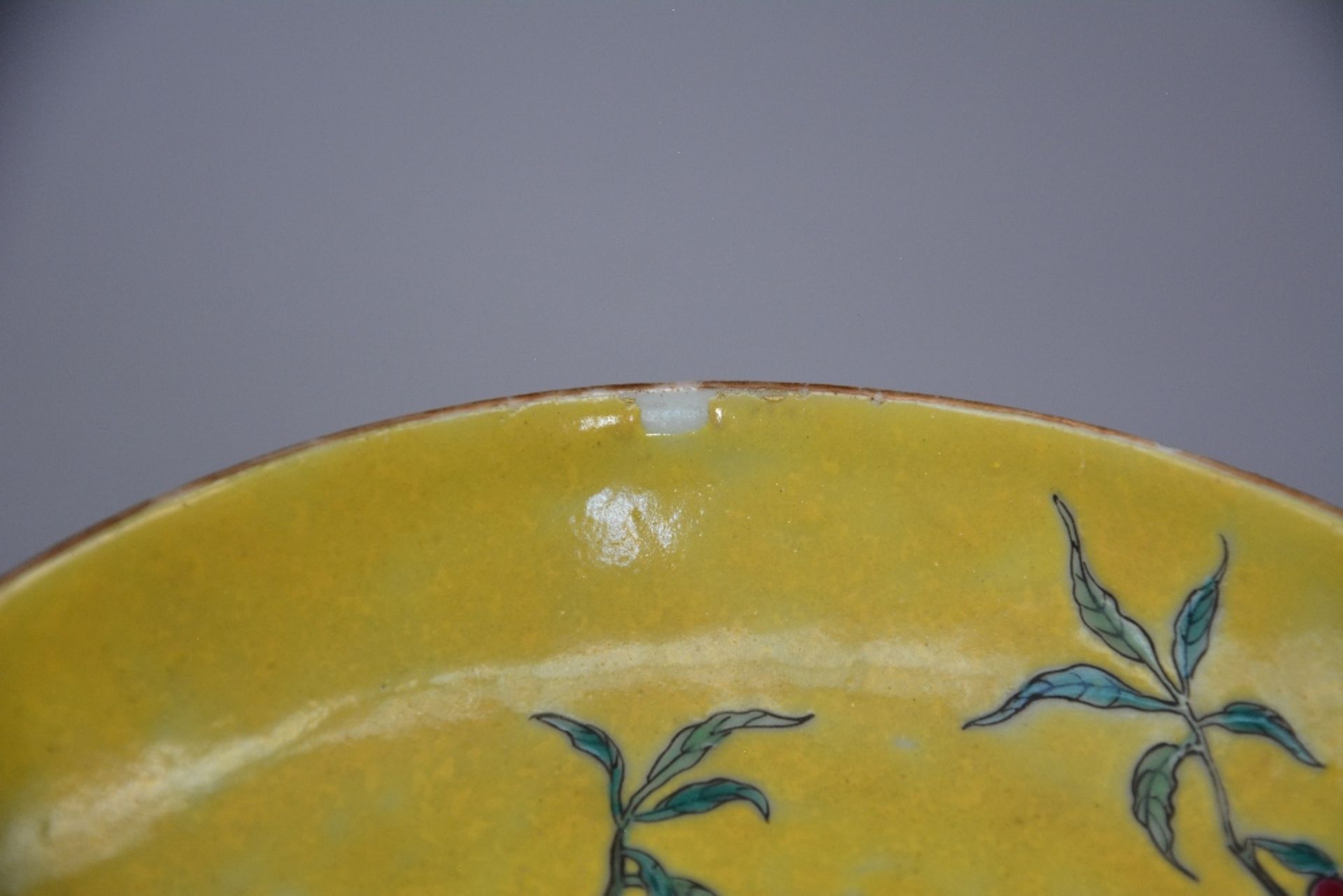 Ten Chinese polychrome decorated plates depicting figures, flowers, fishermen, birds, and peaches, - Bild 8 aus 12