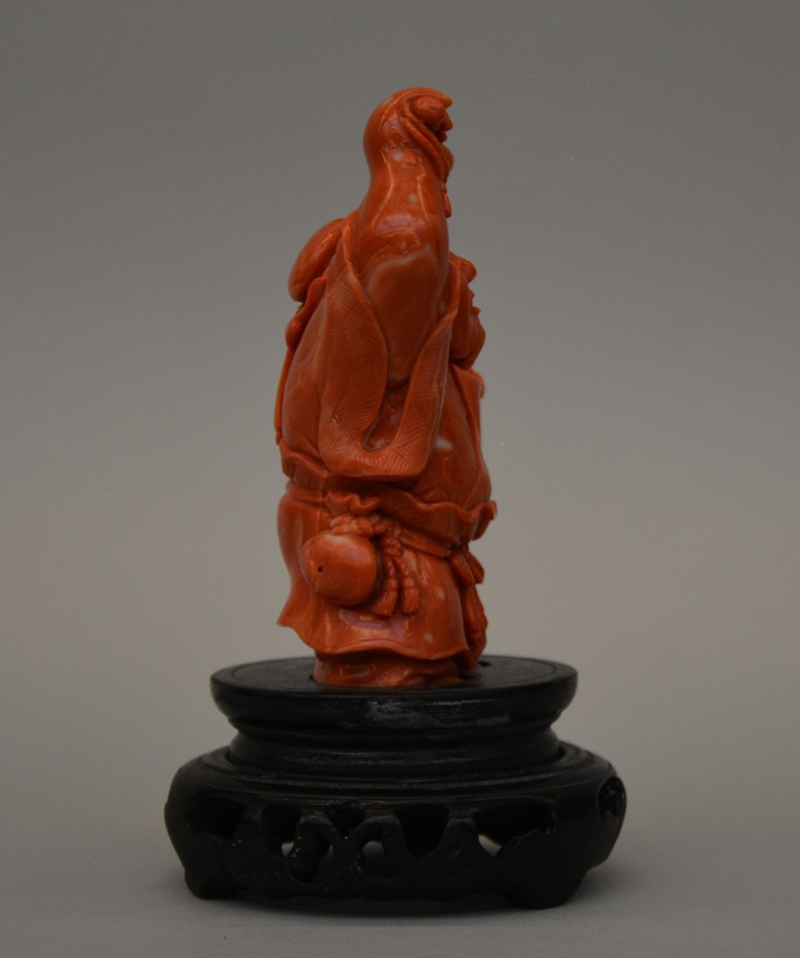 A Chinese carved red coral sculpture of an old man with a child, H 16,5 cm, Weight 565 g (minor - Bild 4 aus 6