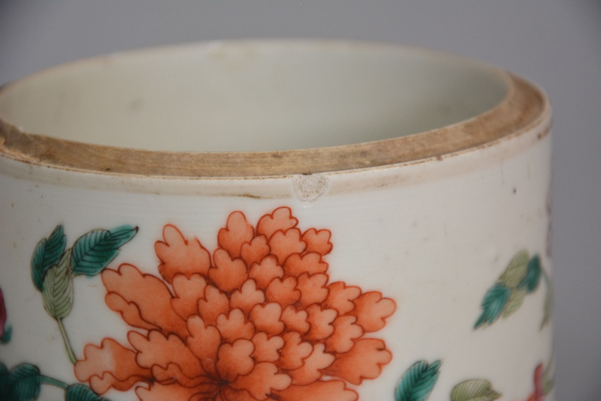 Five Chinese polychrome decorated pots with cover depicting figures, flowers and birds, ca. 1900, - Bild 12 aus 13