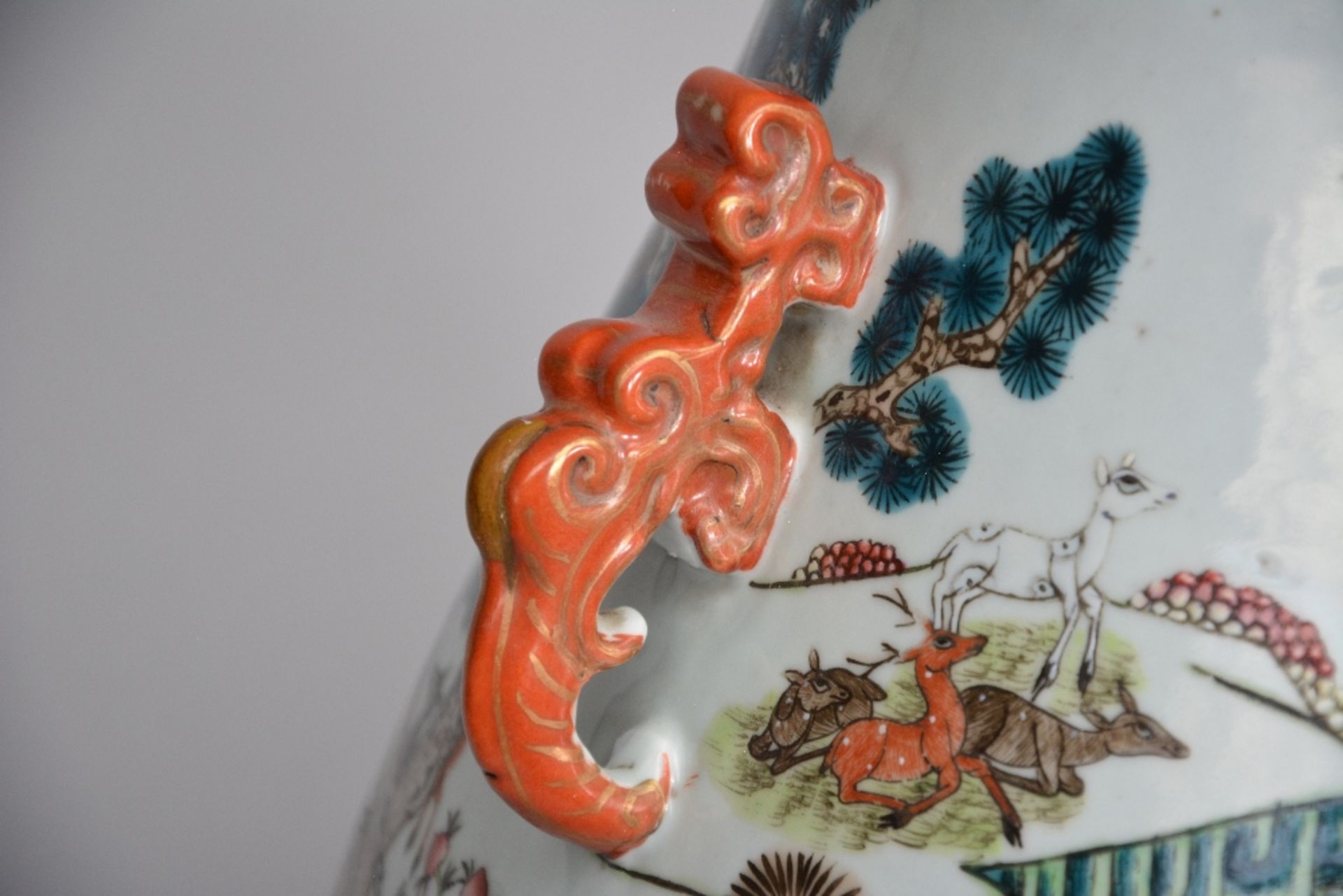 An exceptional Chinese 'one hundred deer' 'hu' vase, marked Qianlong, 19thC, H 47,5 cm - Bild 8 aus 10