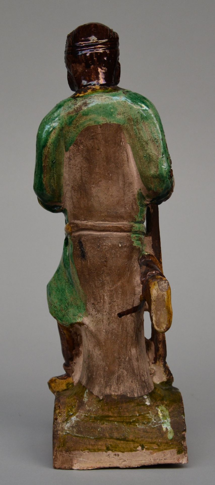 An earthenware roof-figure depicting one of the Immortals, brown, yellow and green enameled, - Bild 3 aus 5