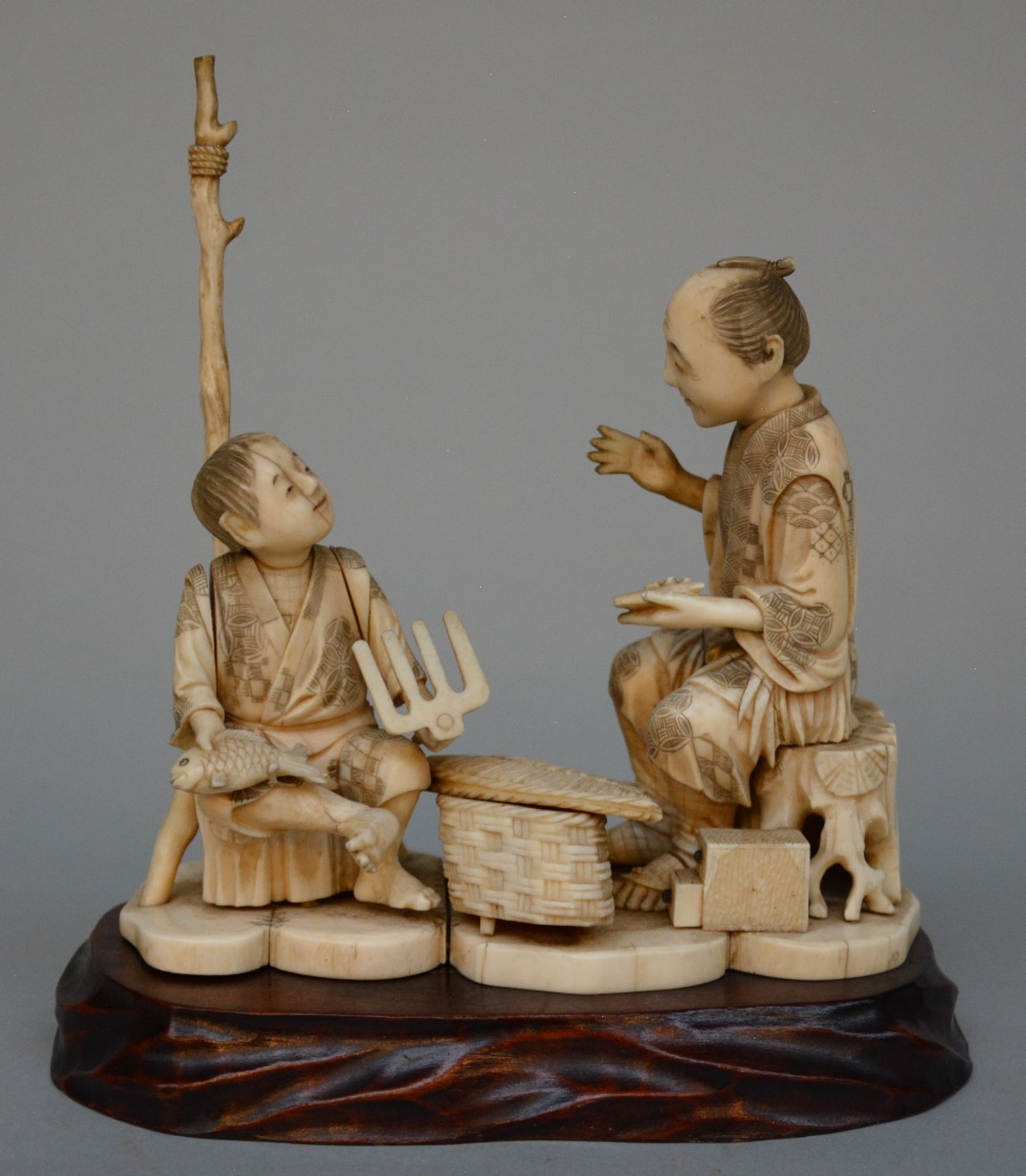 Three Japanese ivory okimino figures of father and son, scrimshaw decorated, Meiji period, H 19 - Image 2 of 6