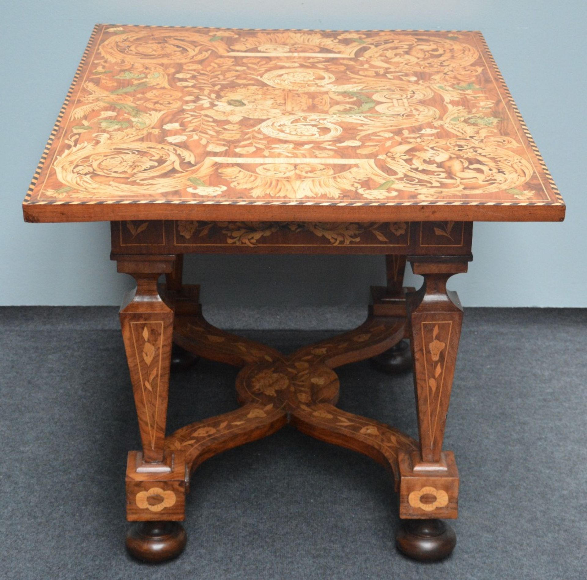 An exceptional LXIV-style Dutch writing desk with walnut veneer and marquetry, early 18thC; added - Bild 6 aus 11