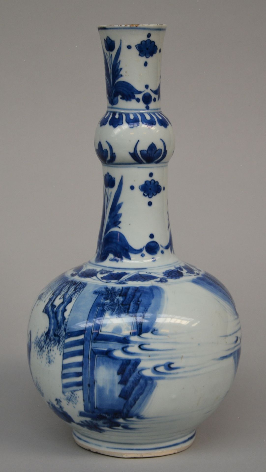 A Chinese blue and white bottle-shaped vase decorated with a genre scene in a garden, Transitional - Bild 2 aus 8