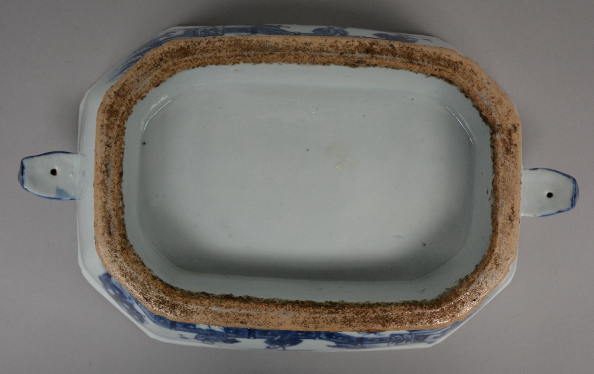 A Chinese blue and white octagonal tureen with underplate, decorated in the center with an - Bild 9 aus 9
