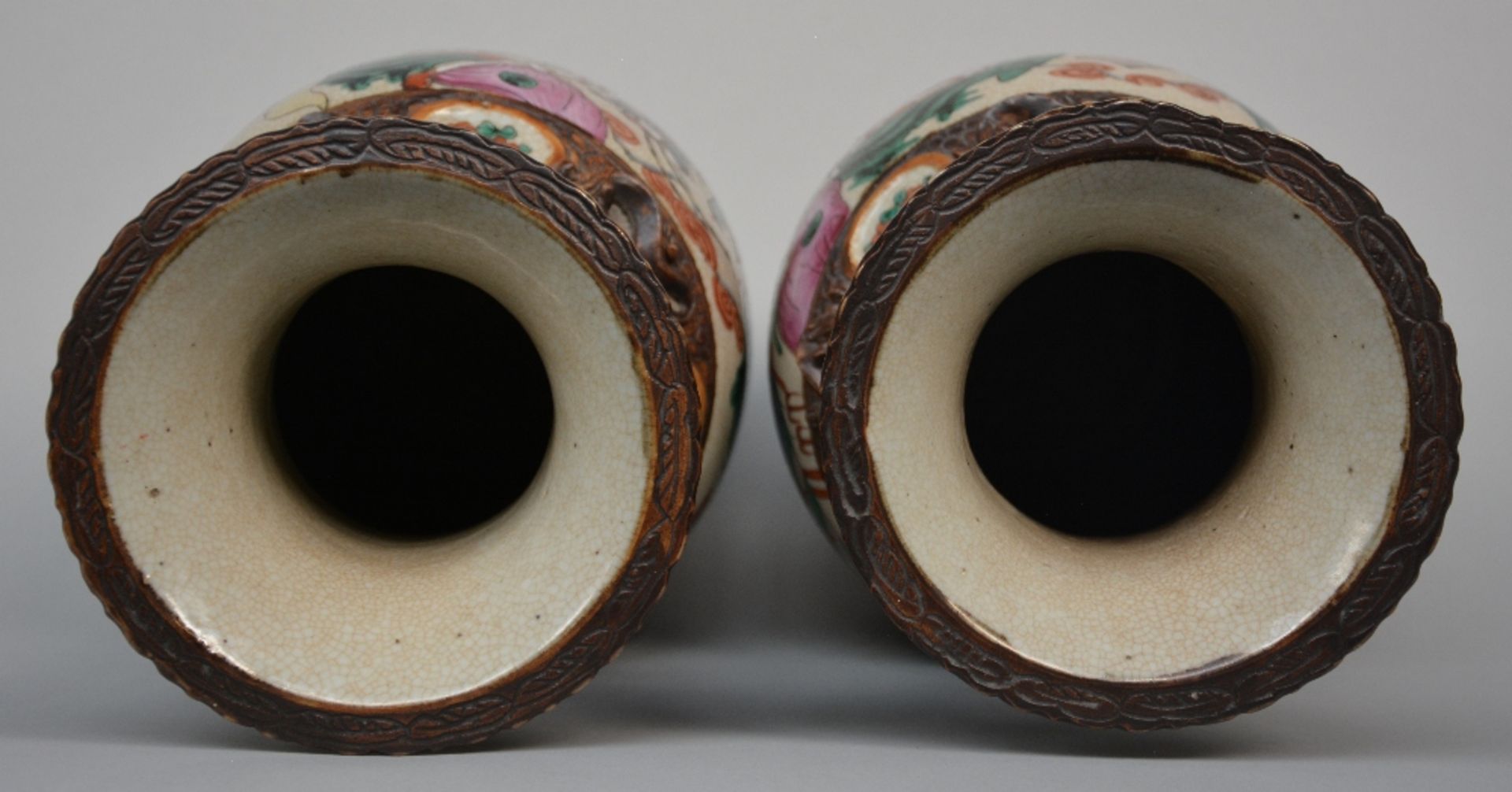 A pair of Chinese polychrome stoneware vases, decorated with a warrior scene, marked, 19thC, H 44 cm - Bild 5 aus 6