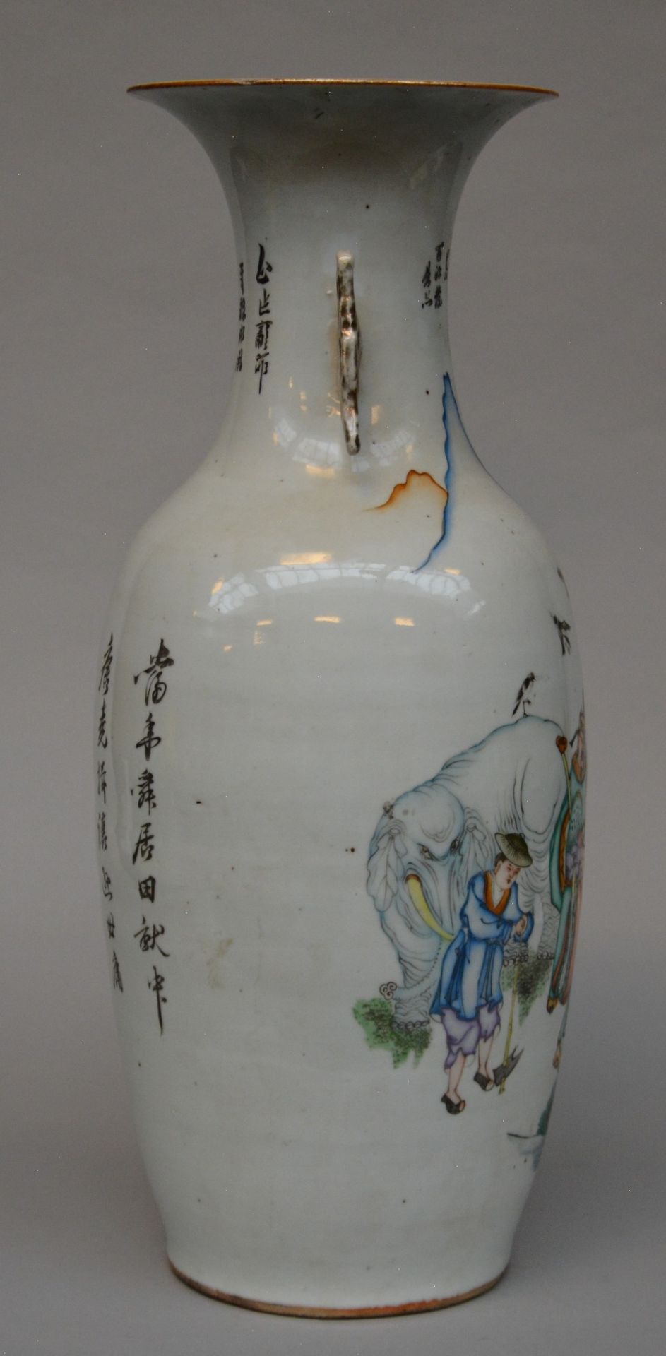 A Chinese polychrome decorated vase depicting genre scenes, H 57 cm (chips on the rim) - Bild 4 aus 6