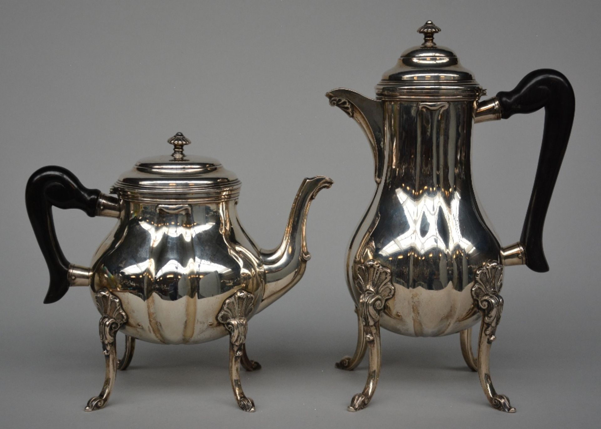 A four-piece silver coffee and tea set, Belgium 1868 - 1942, 800/000, makers' mark, Delheid, H - Bild 3 aus 4