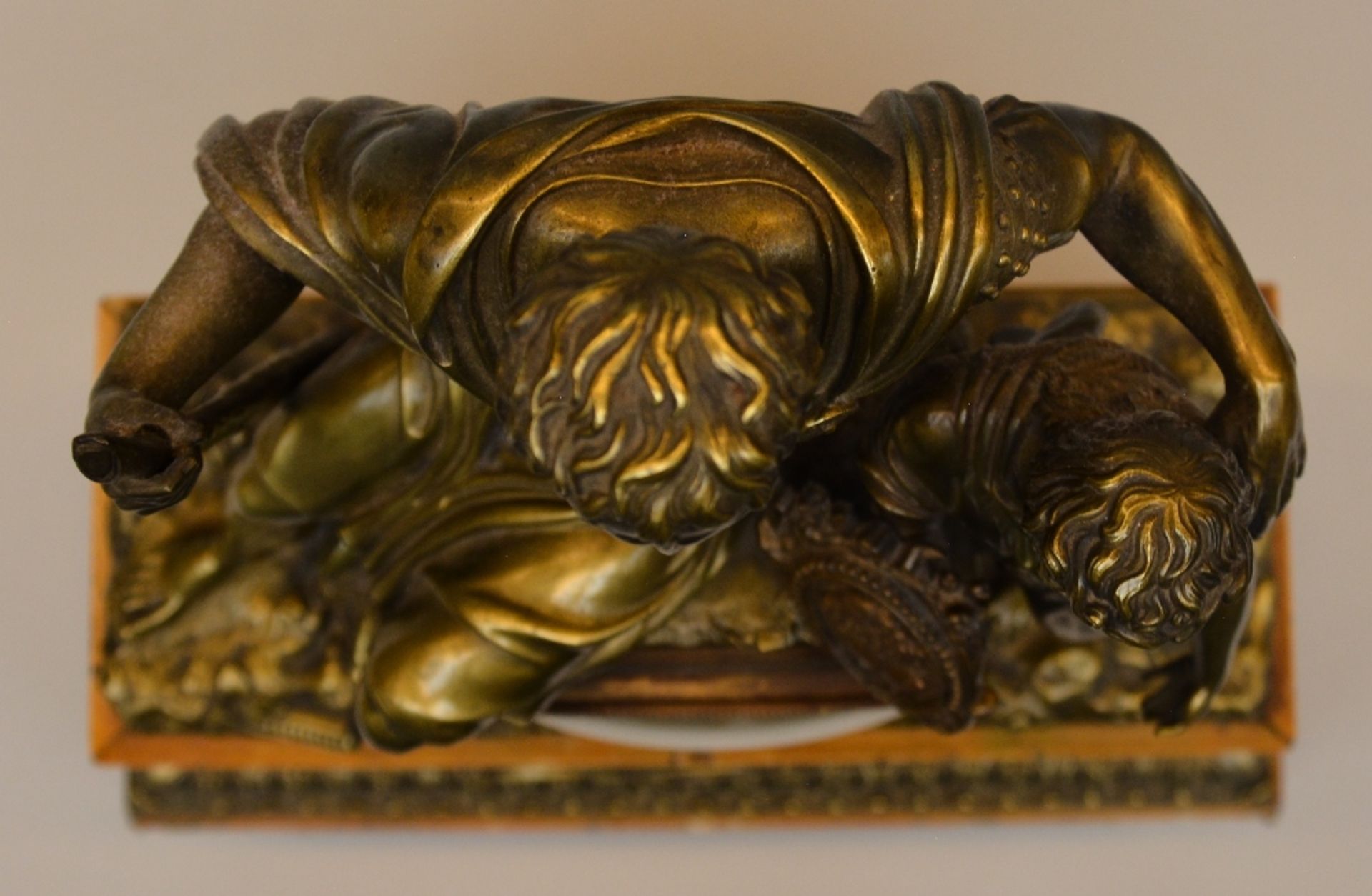 A 19thC Neo-classical gilt and marble garniture, modelled with the blind Oedipus guided by his - Bild 7 aus 14