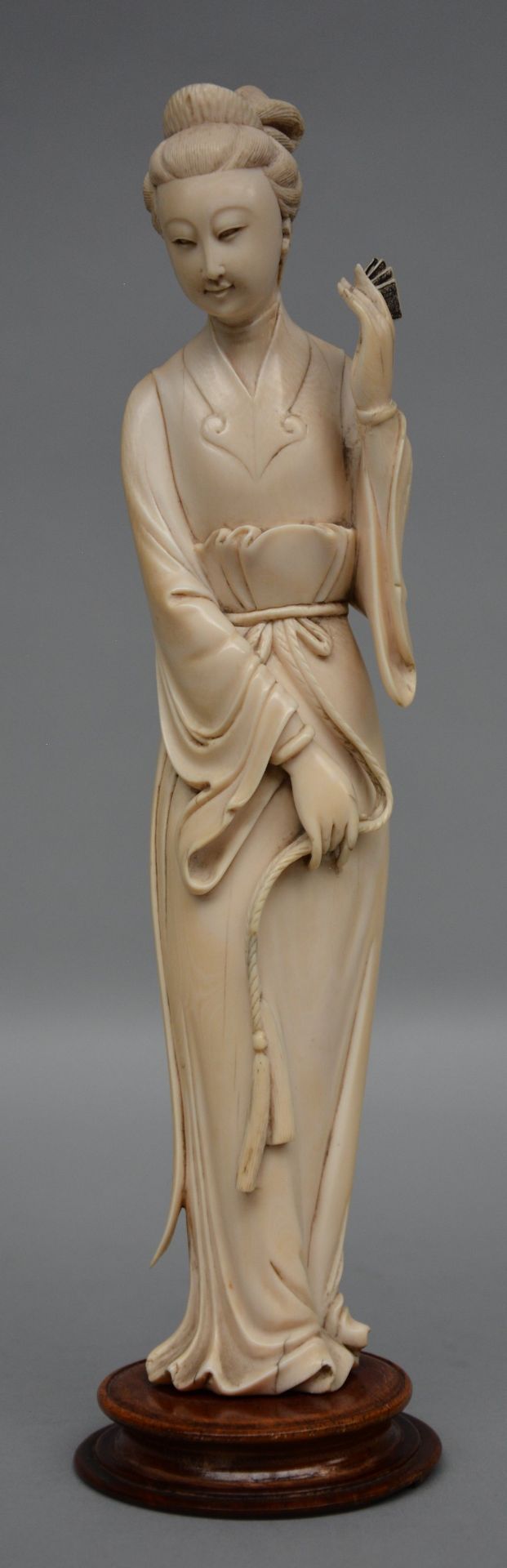 A Chinese carved ivory court lady on a wooden base, ca. 1900, H 26,5cm