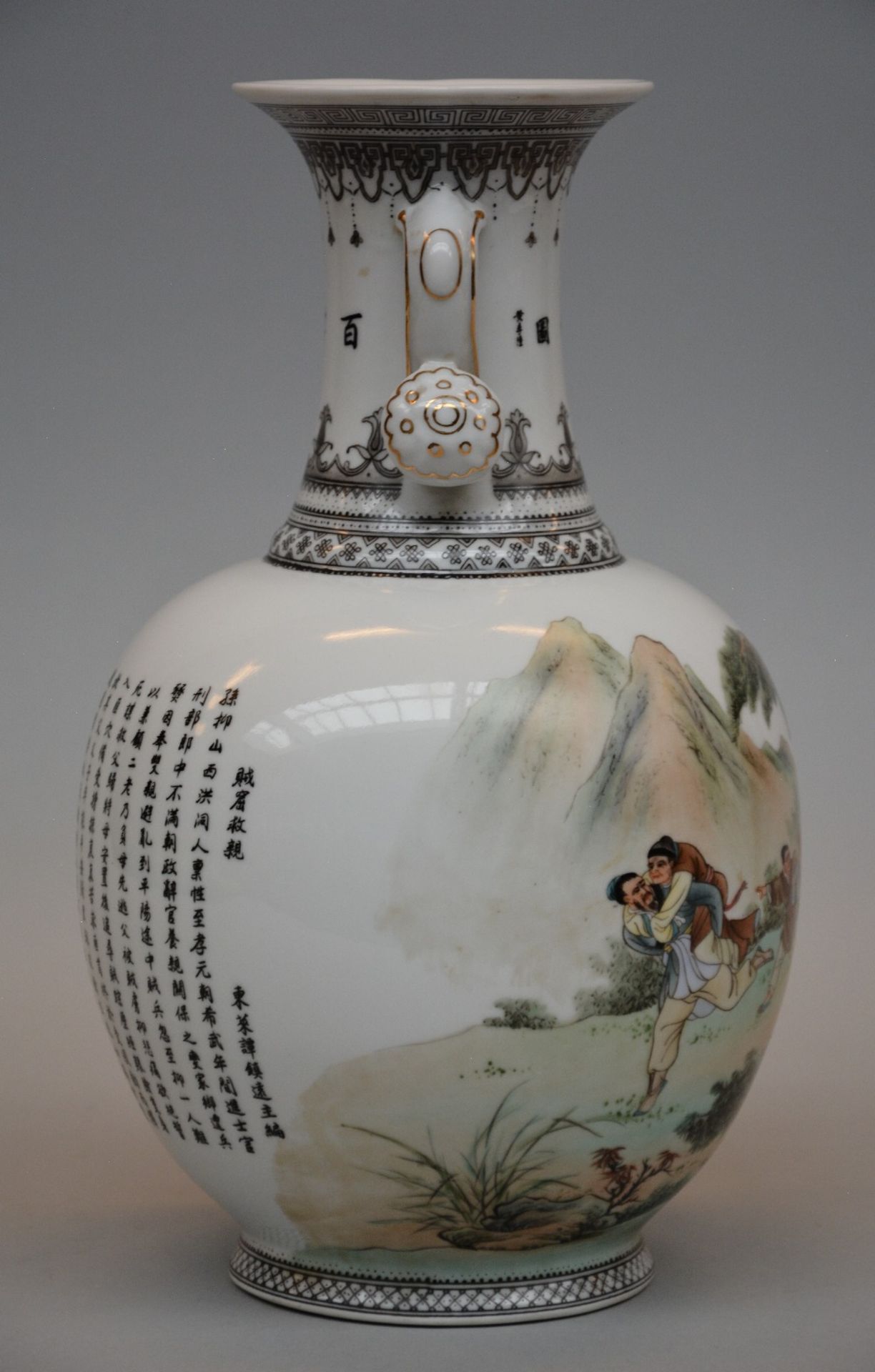 A Chinese polychrome vase depicting one of the stories from The 24 Paragons of Filial Piety ("Er Shi - Bild 4 aus 6