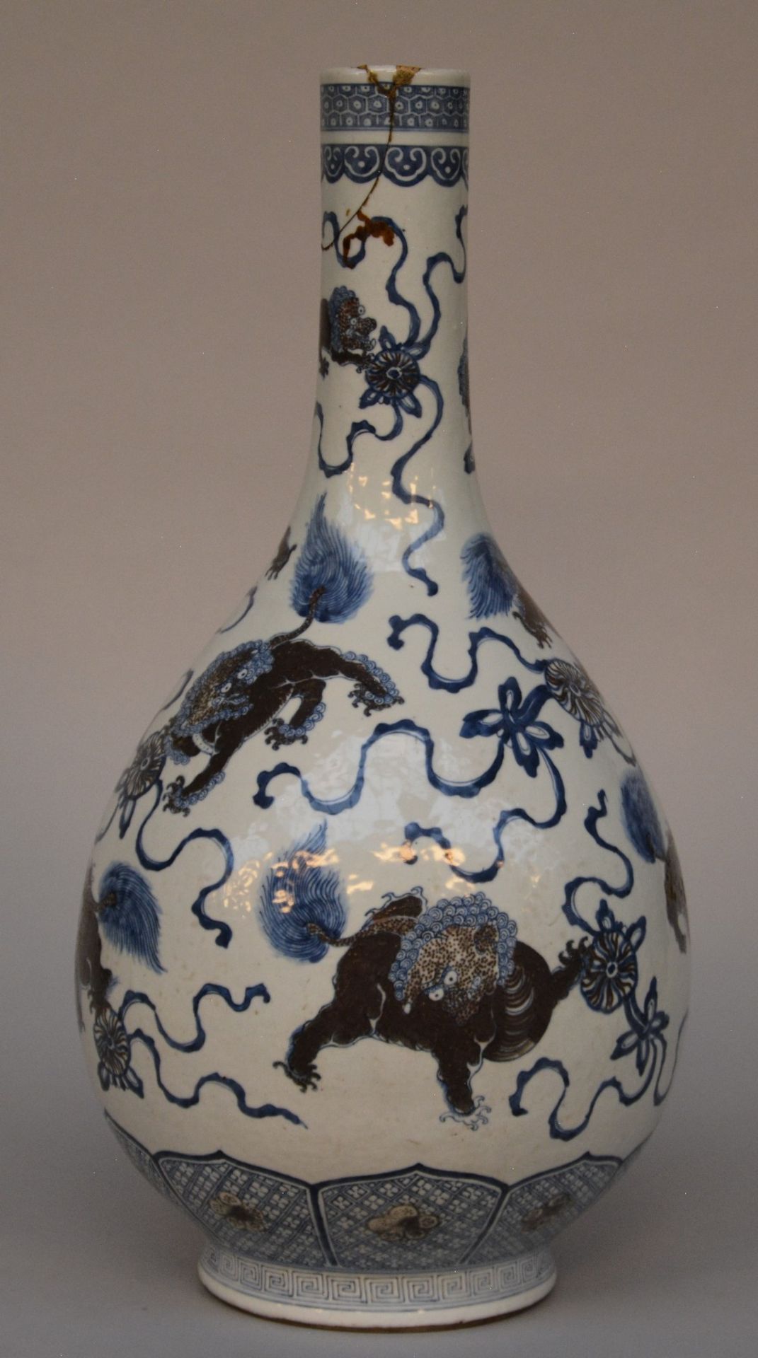 A Chinese polychrome decorated vase depicting Qilins, marked, 19thC, H 51,5 cm (restoration on the - Bild 2 aus 7