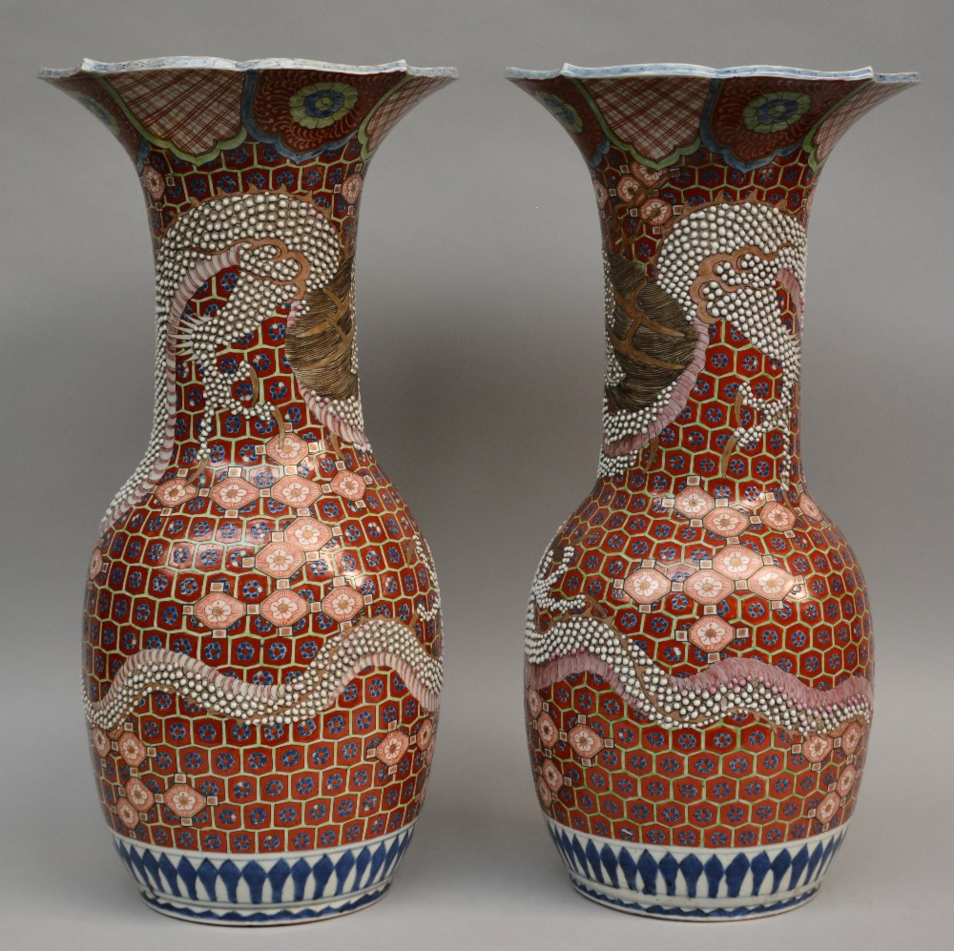 A pair of exceptional Japanese polychrome vases with relief decorations of dragons, marked, 19thC, H - Bild 3 aus 8