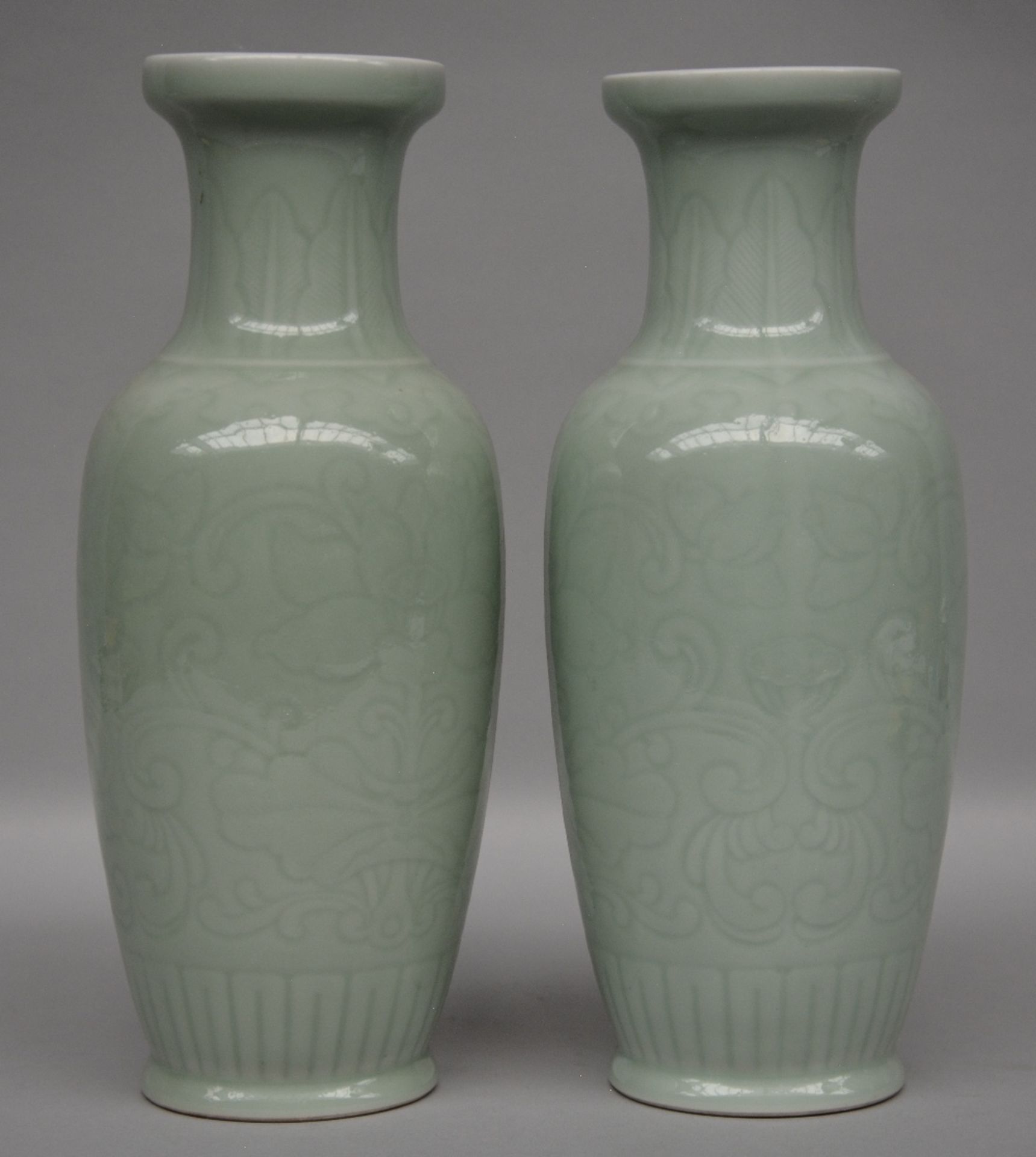 A pair of Chinese celadon vases, marked; added three ditto dishes, H 30,5 - 31 cm / Diameter 15 - - Bild 5 aus 10