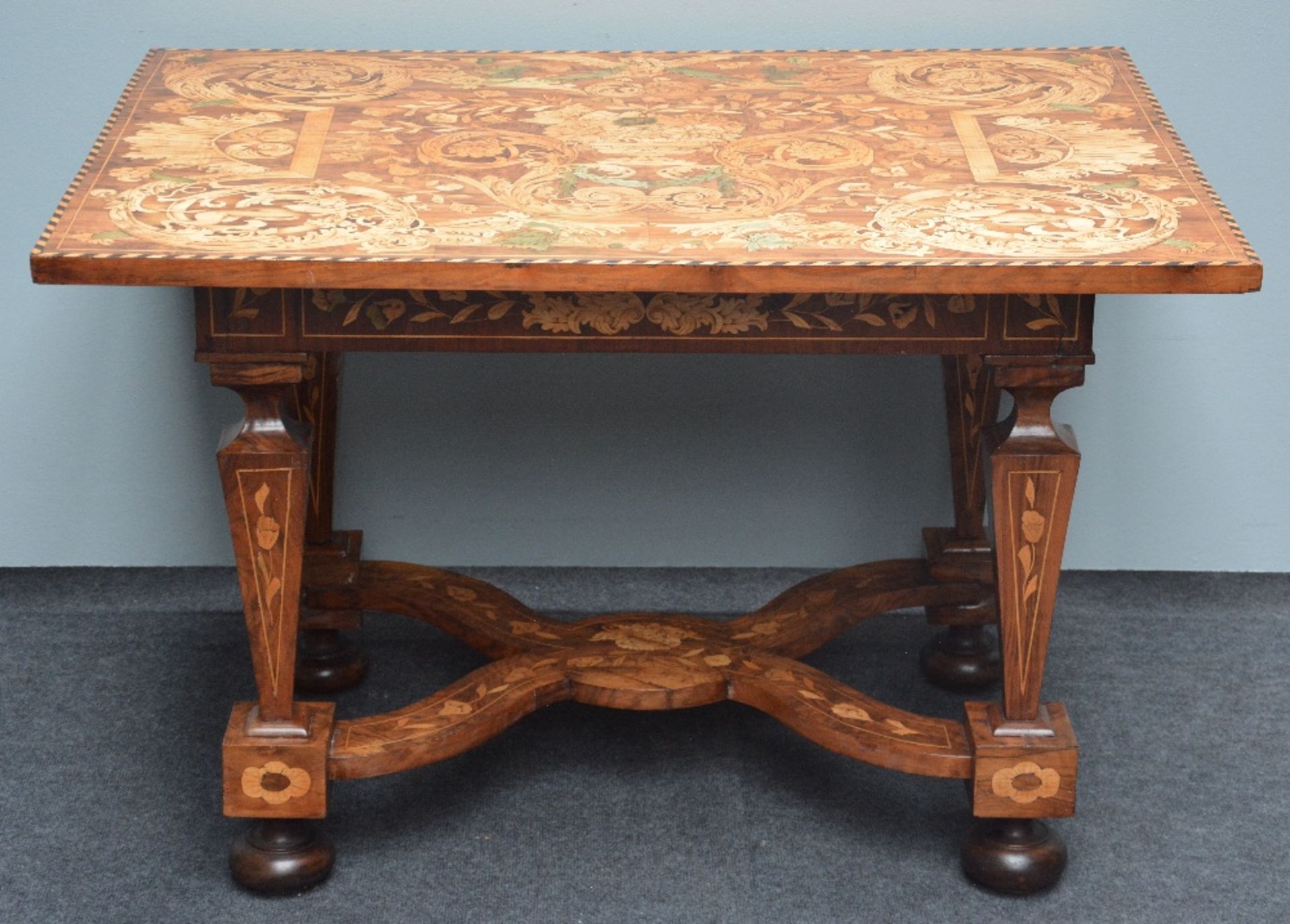 An exceptional LXIV-style Dutch writing desk with walnut veneer and marquetry, early 18thC; added - Bild 3 aus 11
