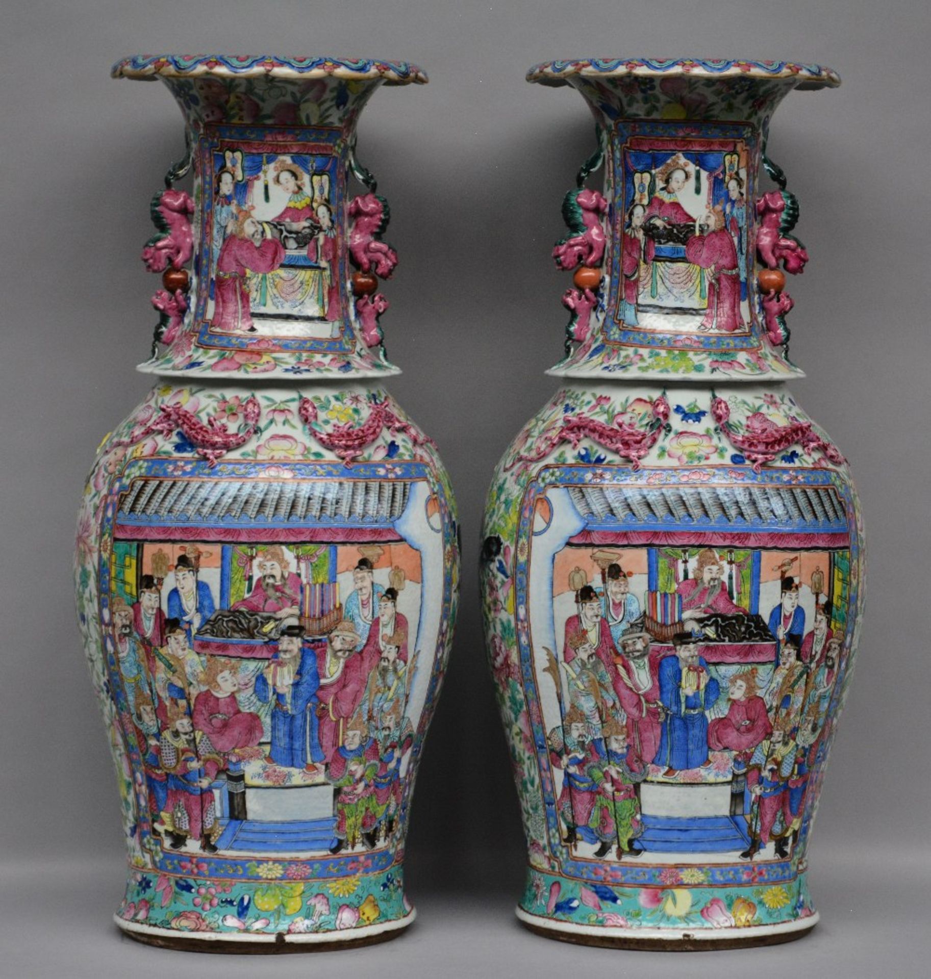 A pair of Chinese impressive famille rose vases, decorated with warriors and a court scene, one vase - Bild 3 aus 7