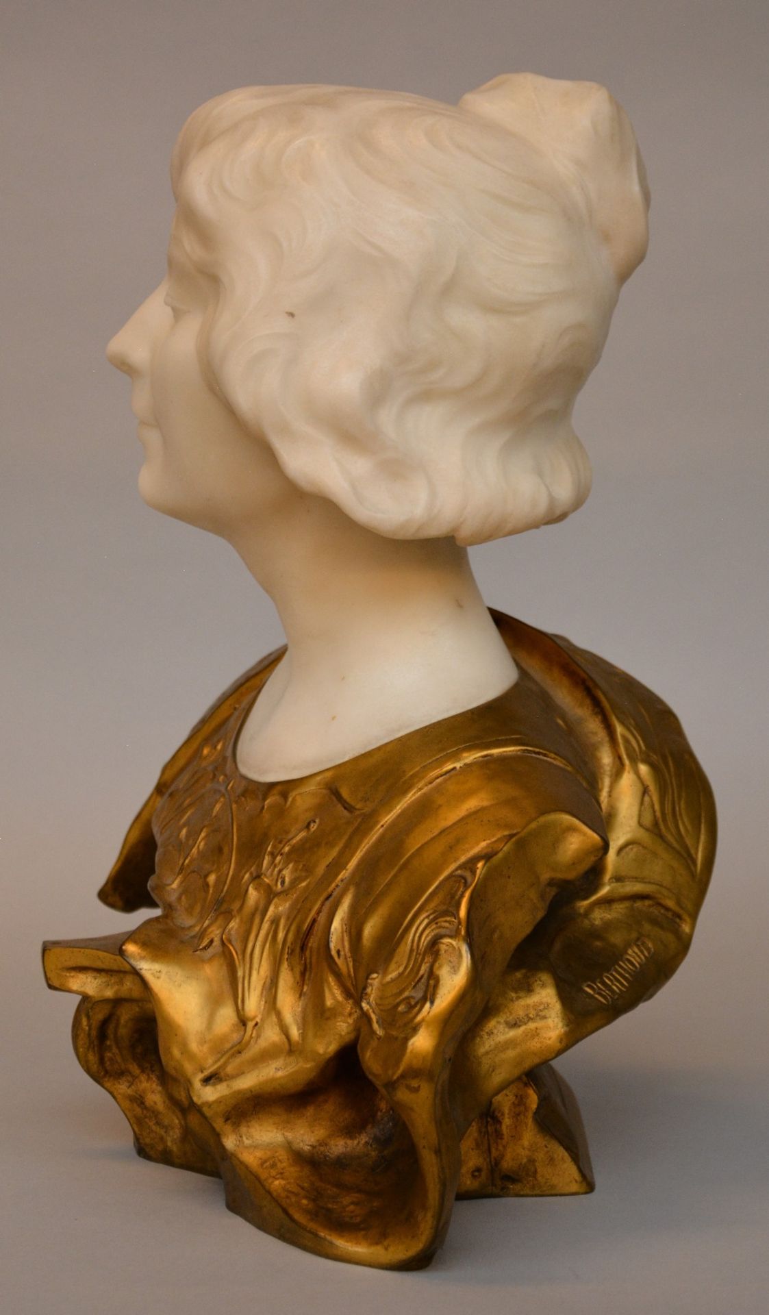 Berthoud, a gilt bronze and marble bust, H 45 - W 42 cm - Bild 2 aus 7