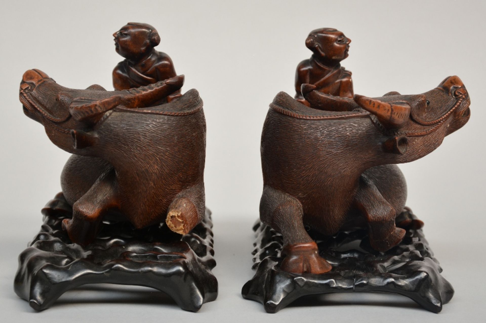 A pair of Chinese wooden carved children figures on a lying buffalo, on a wooden base, H 18 - B 29 - Bild 4 aus 8