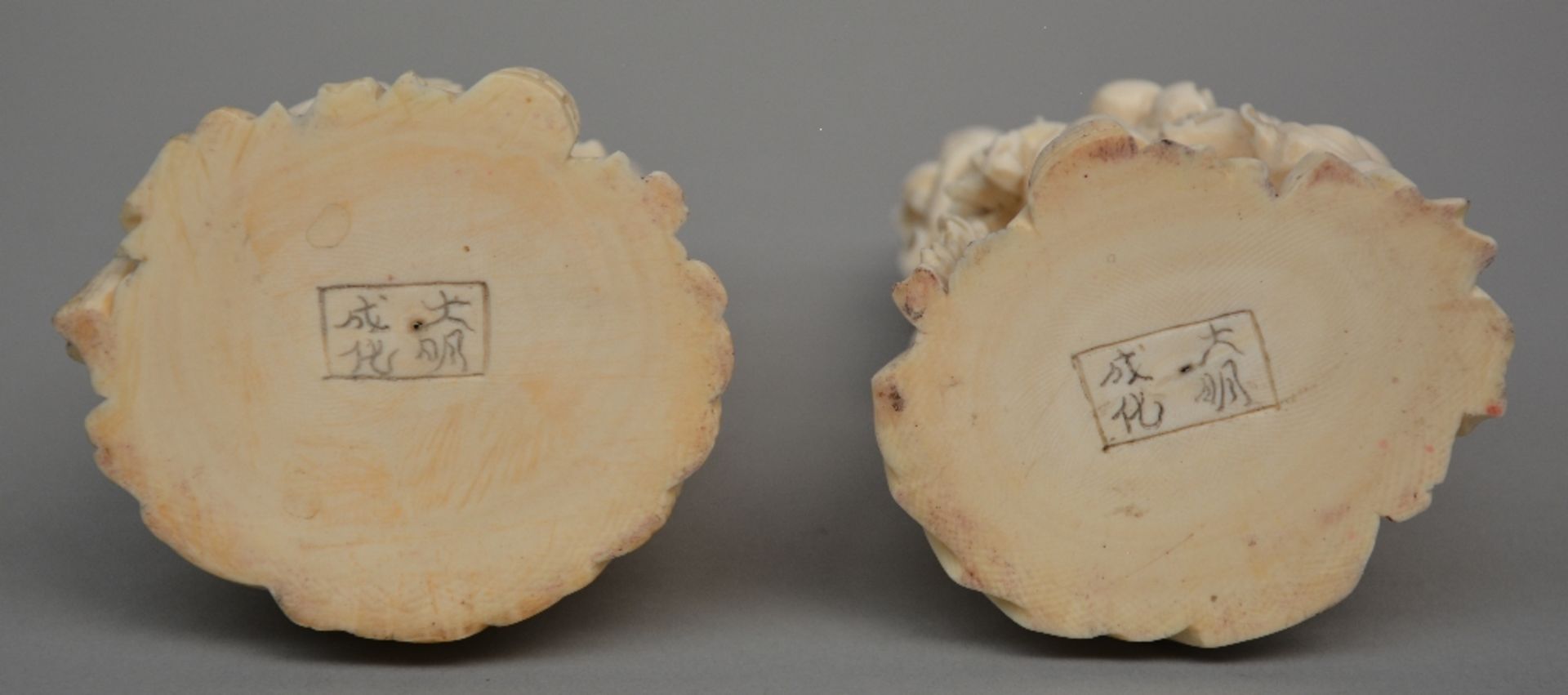 A pair of ivory figures of Shou Xing on a wooden base, scrimshaw deocrated, first quarter of - Bild 6 aus 8