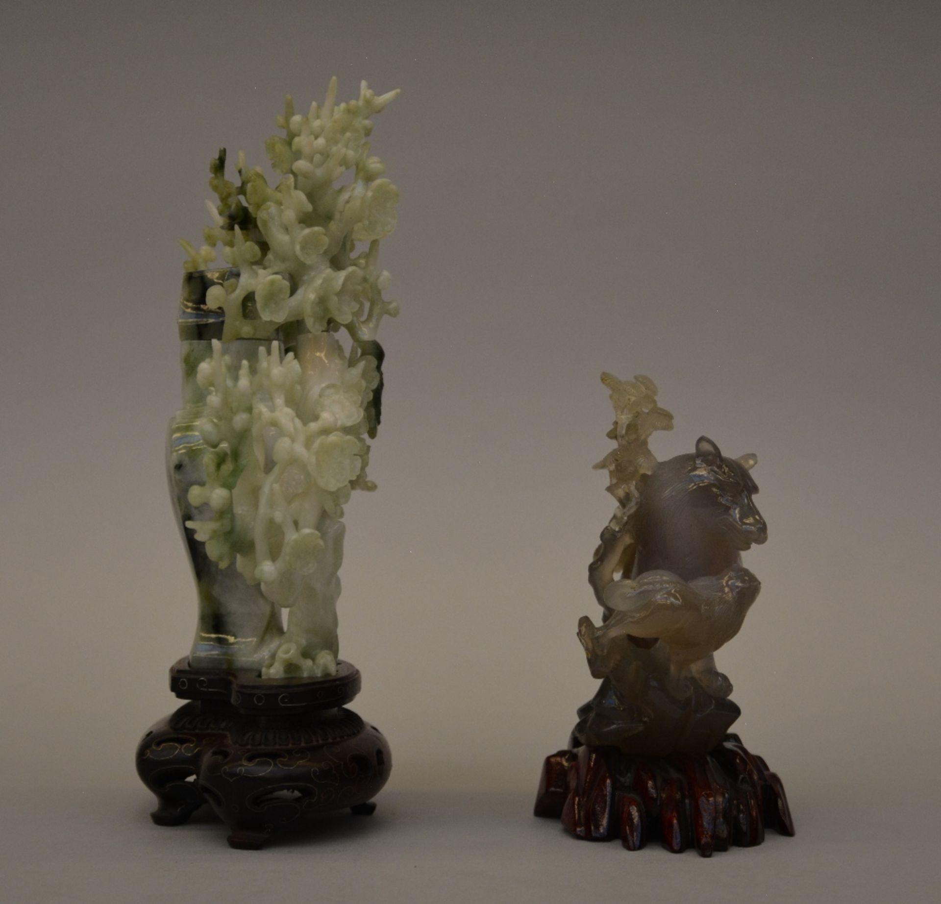 Two Chinese gemstone carvings (small vase with cover and dog with puppy), 20thC, both with wooden - Bild 4 aus 7
