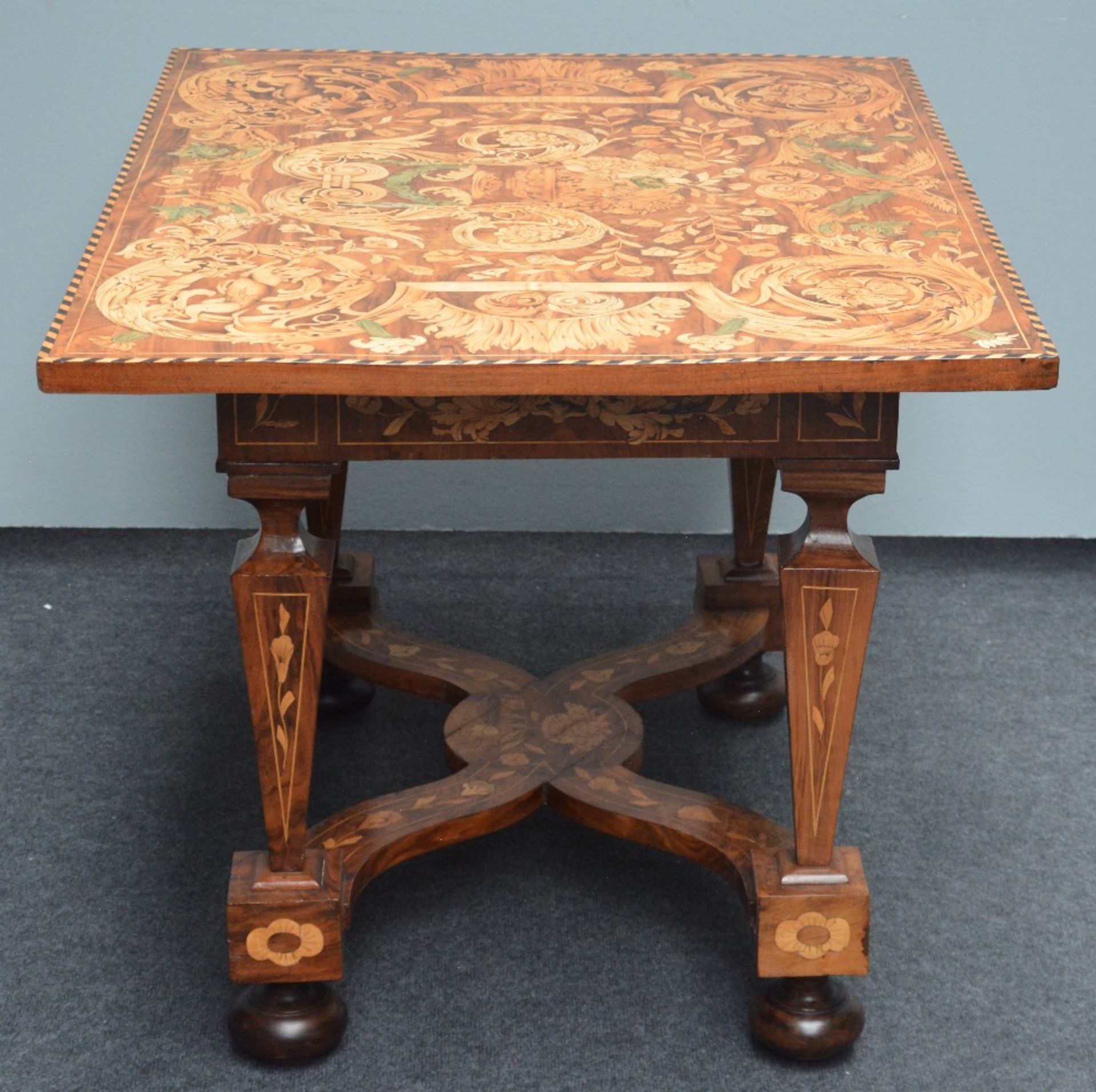 An exceptional LXIV-style Dutch writing desk with walnut veneer and marquetry, early 18thC; added - Bild 4 aus 11