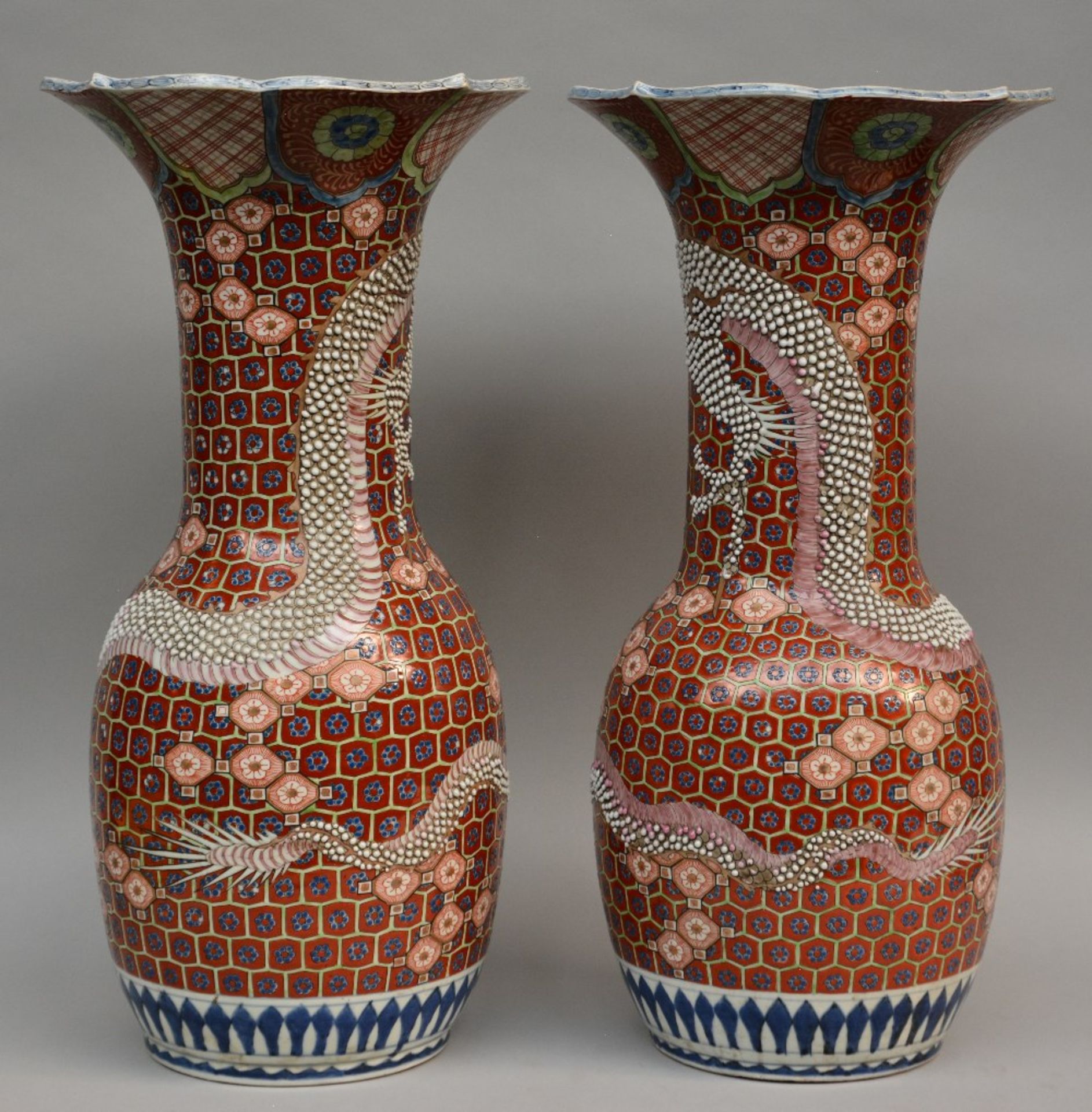 A pair of exceptional Japanese polychrome vases with relief decorations of dragons, marked, 19thC, H - Bild 4 aus 8