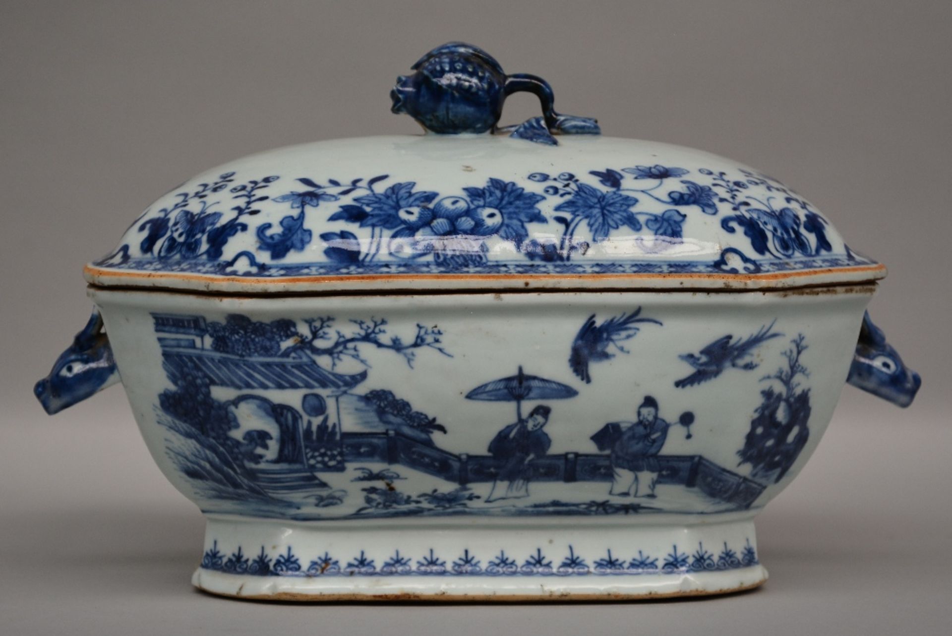A Chinese blue and white octagonal tureen with underplate, decorated in the center with an - Bild 2 aus 9