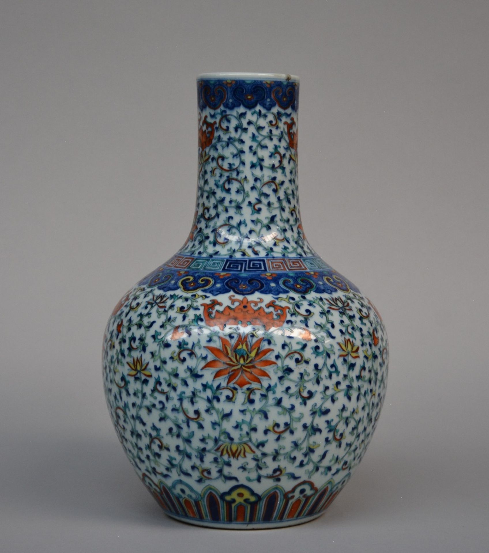 A fine Chinese 'Tianqiuping' vase with doucai enamels: four iron-red lotus flowers, surrounded by - Bild 2 aus 10