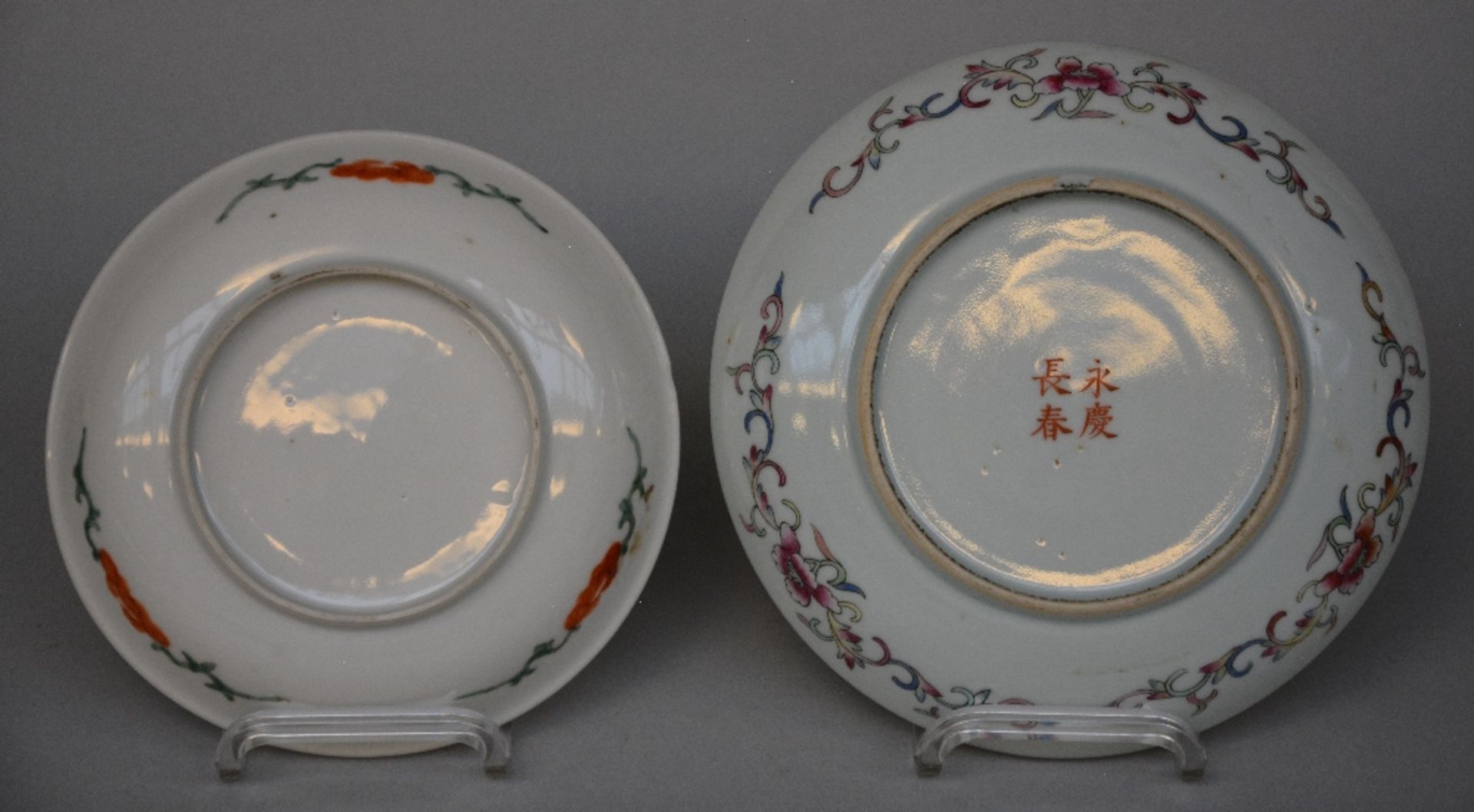 Ten Chinese polychrome decorated plates depicting figures, flowers, fishermen, birds, and peaches, - Bild 3 aus 12