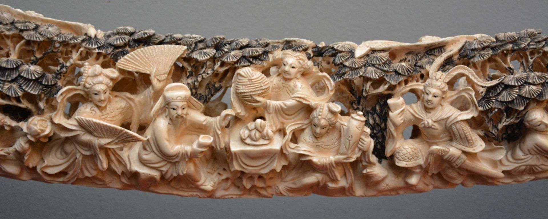 A Chinese carved ivory tusk on a wooden base, first half of 20thC, H 52 - W 158,5 cm - Bild 5 aus 5