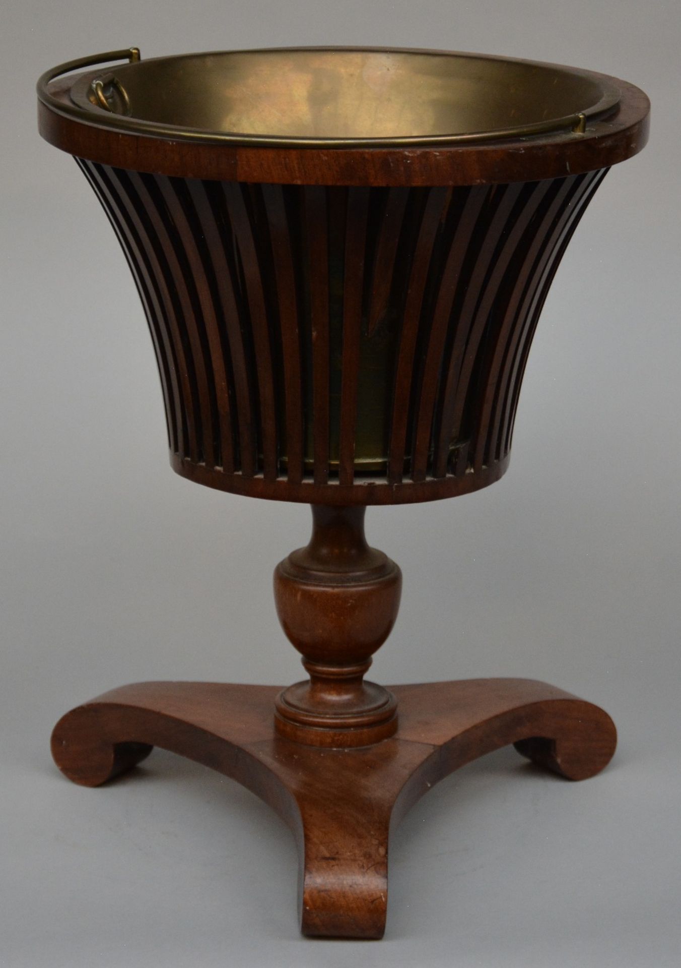 Mahogany and brass tea stove, 19thC, H 48 - Diameter 37,5 cm (minor damage) - Bild 3 aus 6