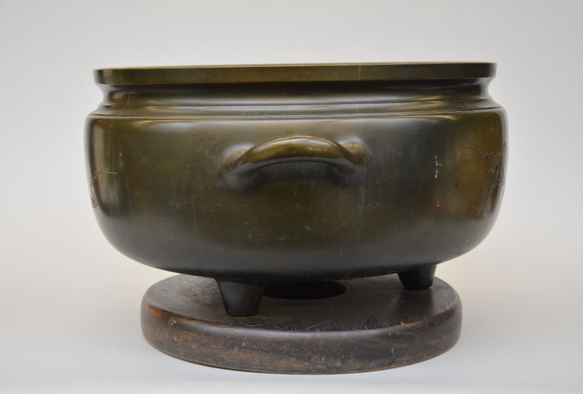 An exceptional Japanese bronze incense burner on a wooden base, late Edo period, H 36,5 - W 70 cm ( - Image 4 of 8