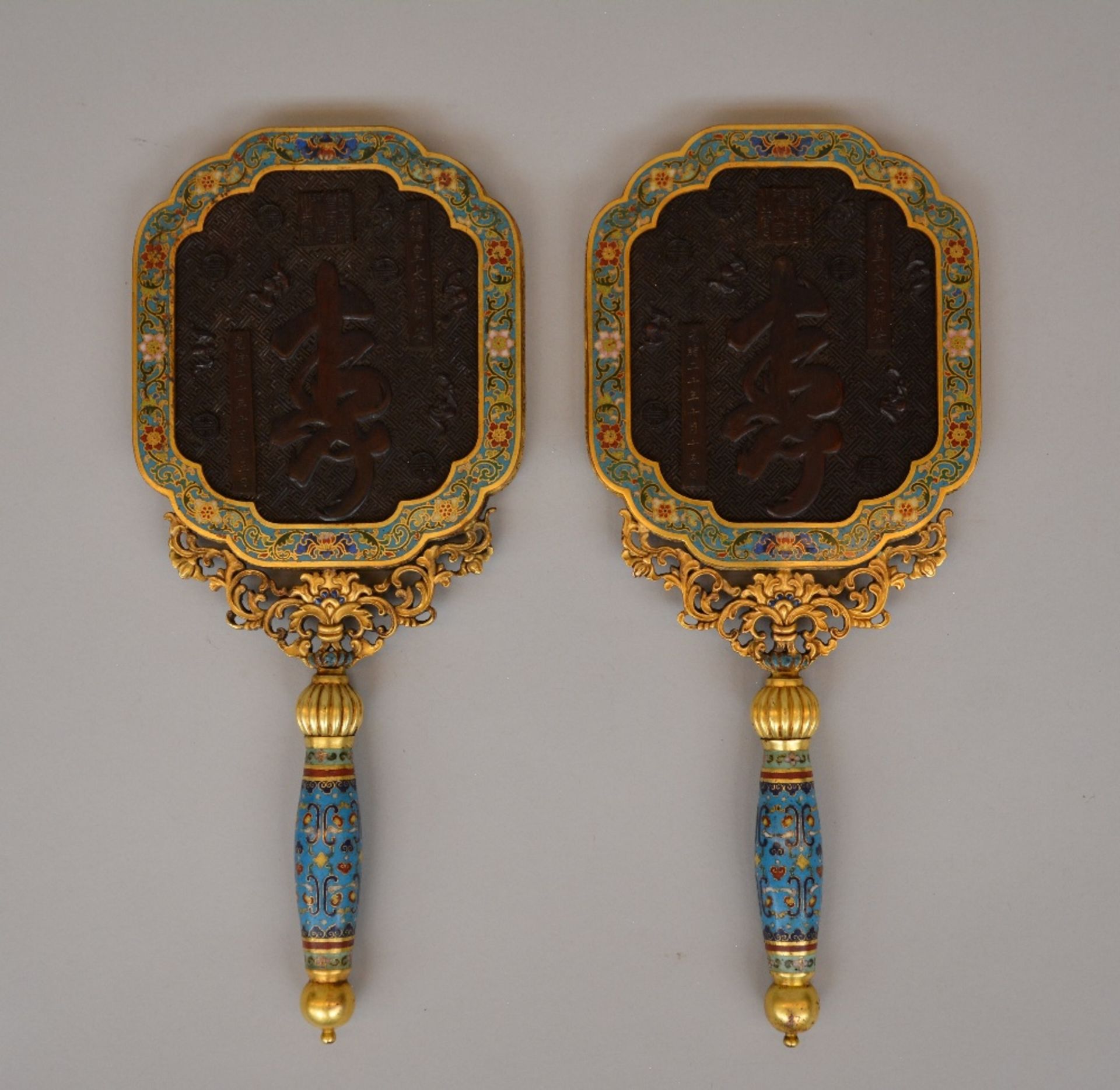 A pair of exceptional Chinese hand mirrors, gilt bronze and cloisonné decoration, the back side - Bild 3 aus 8