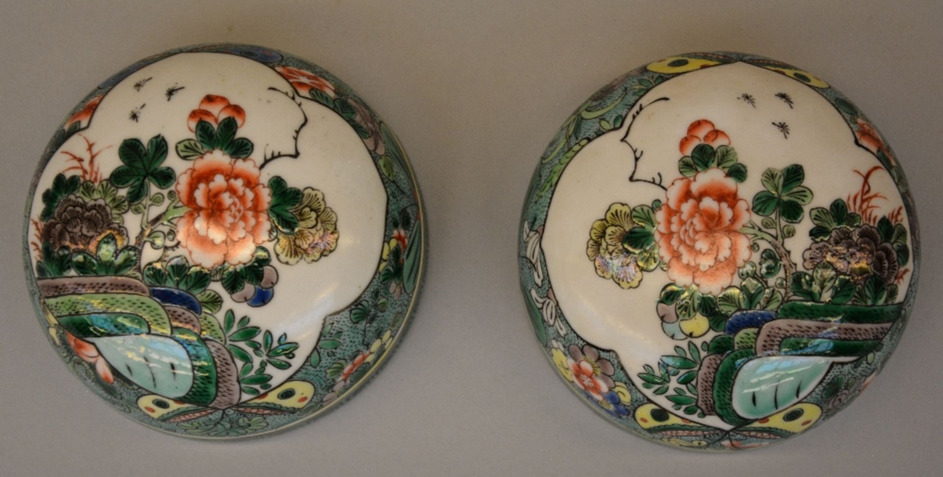 A pair of Chinese famille verte pots with cover, painted with floral motifs, birds and a - Bild 7 aus 8