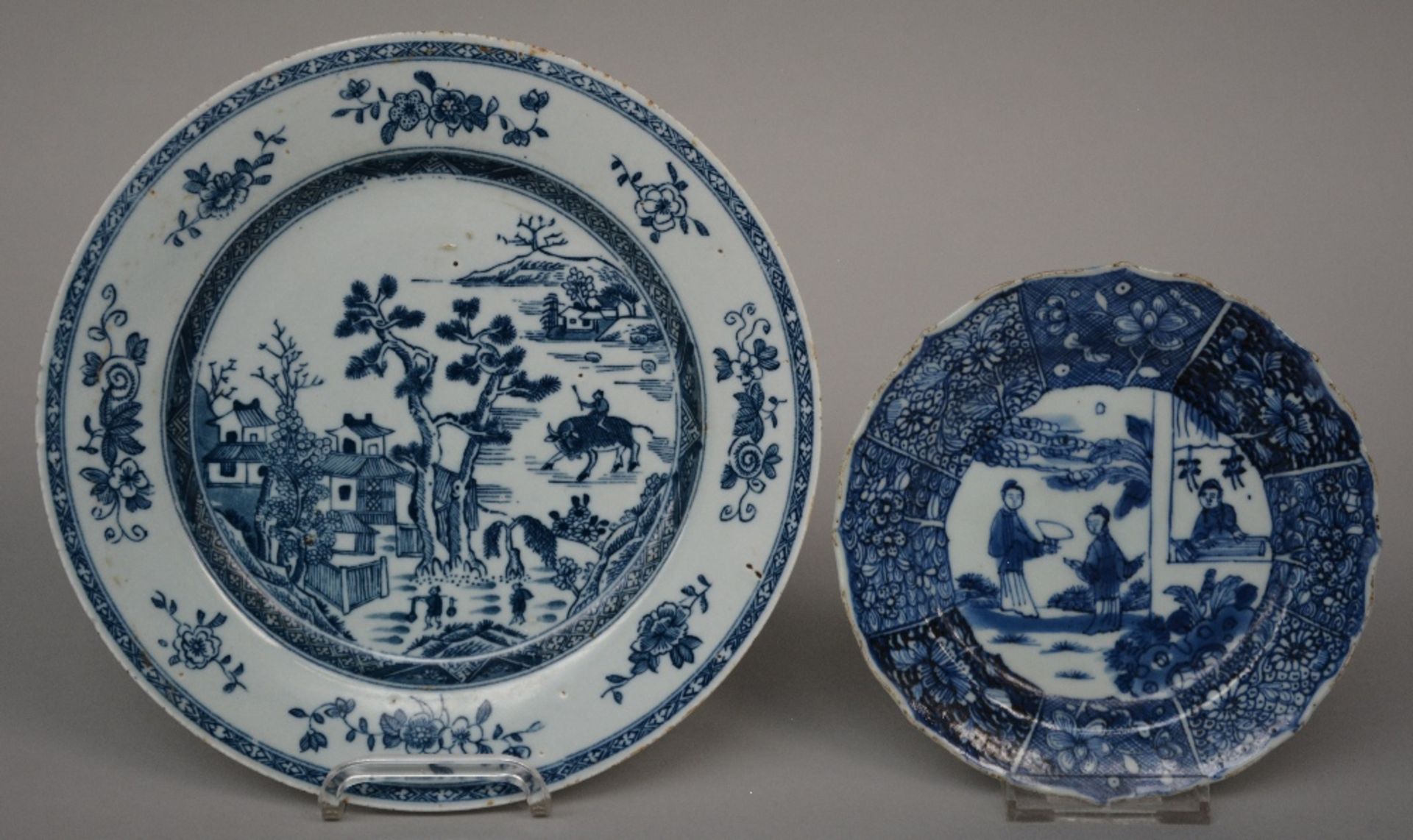 Four Chinese blue and white decorated plates depicting birds, flowers, dragons and figures, 18thC/ - Bild 6 aus 7