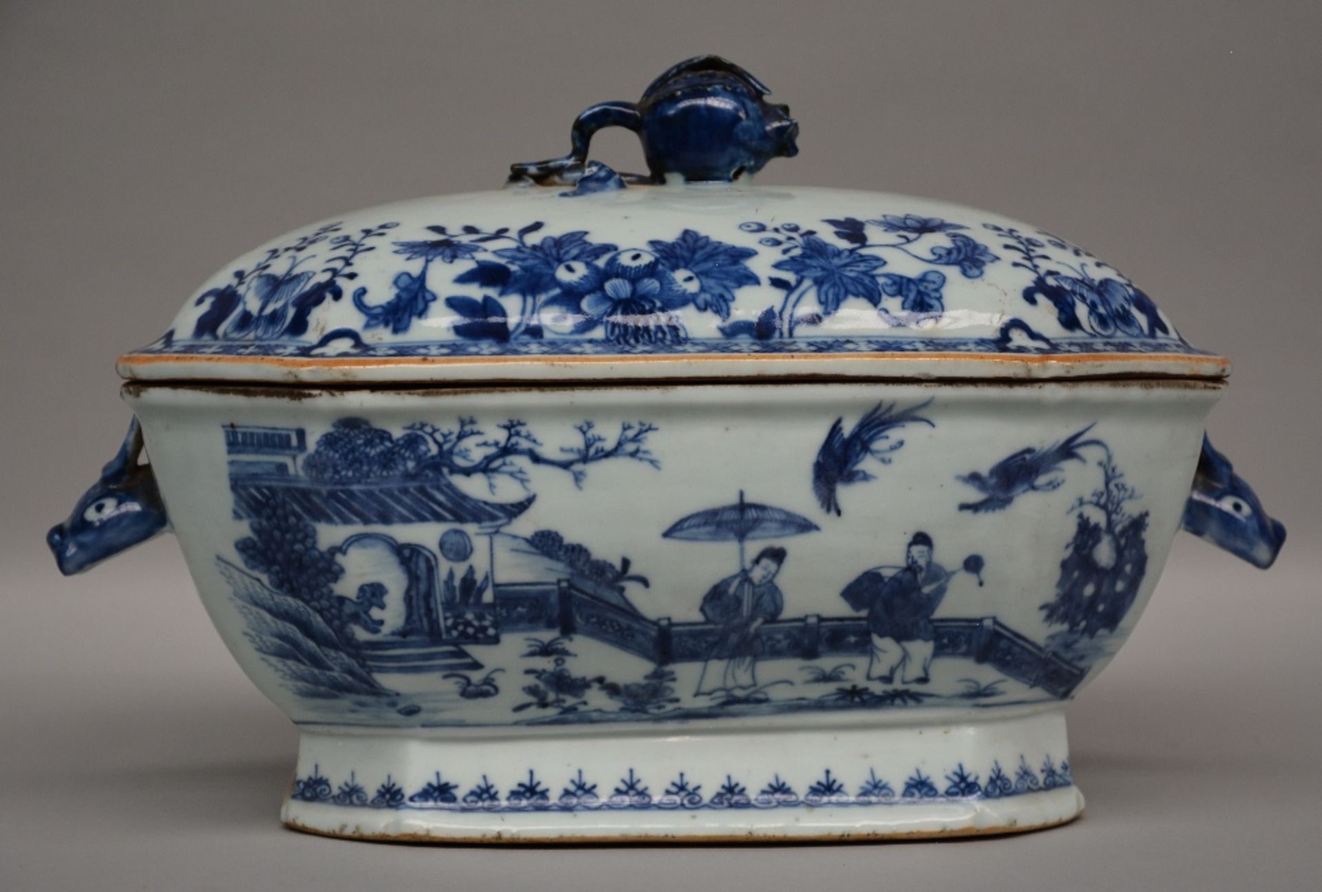 A Chinese blue and white octagonal tureen with underplate, decorated in the center with an - Bild 4 aus 9