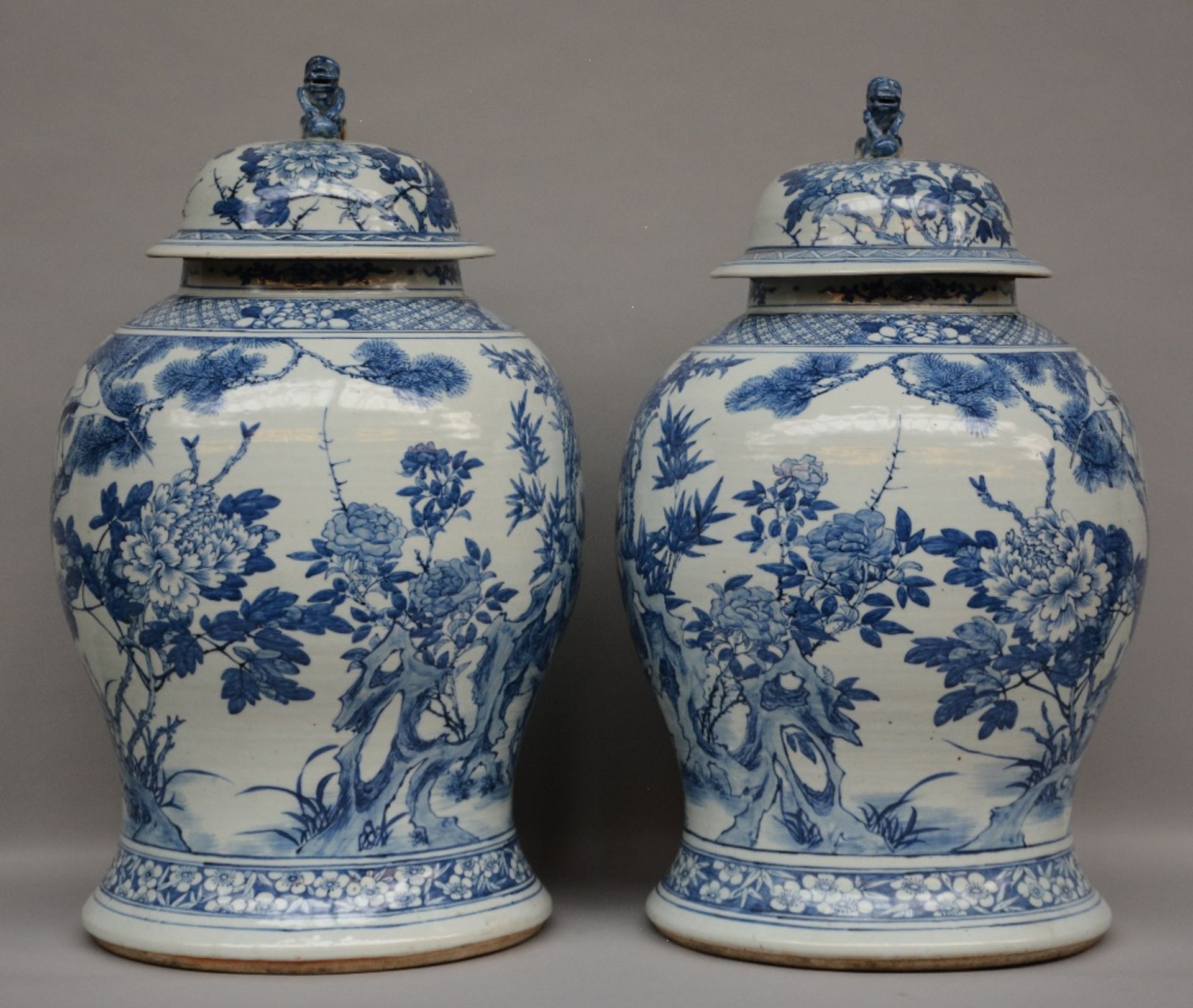 A pair of impressive Chinese blue and white vases with cover, decorated with the image of birds on a - Bild 4 aus 9