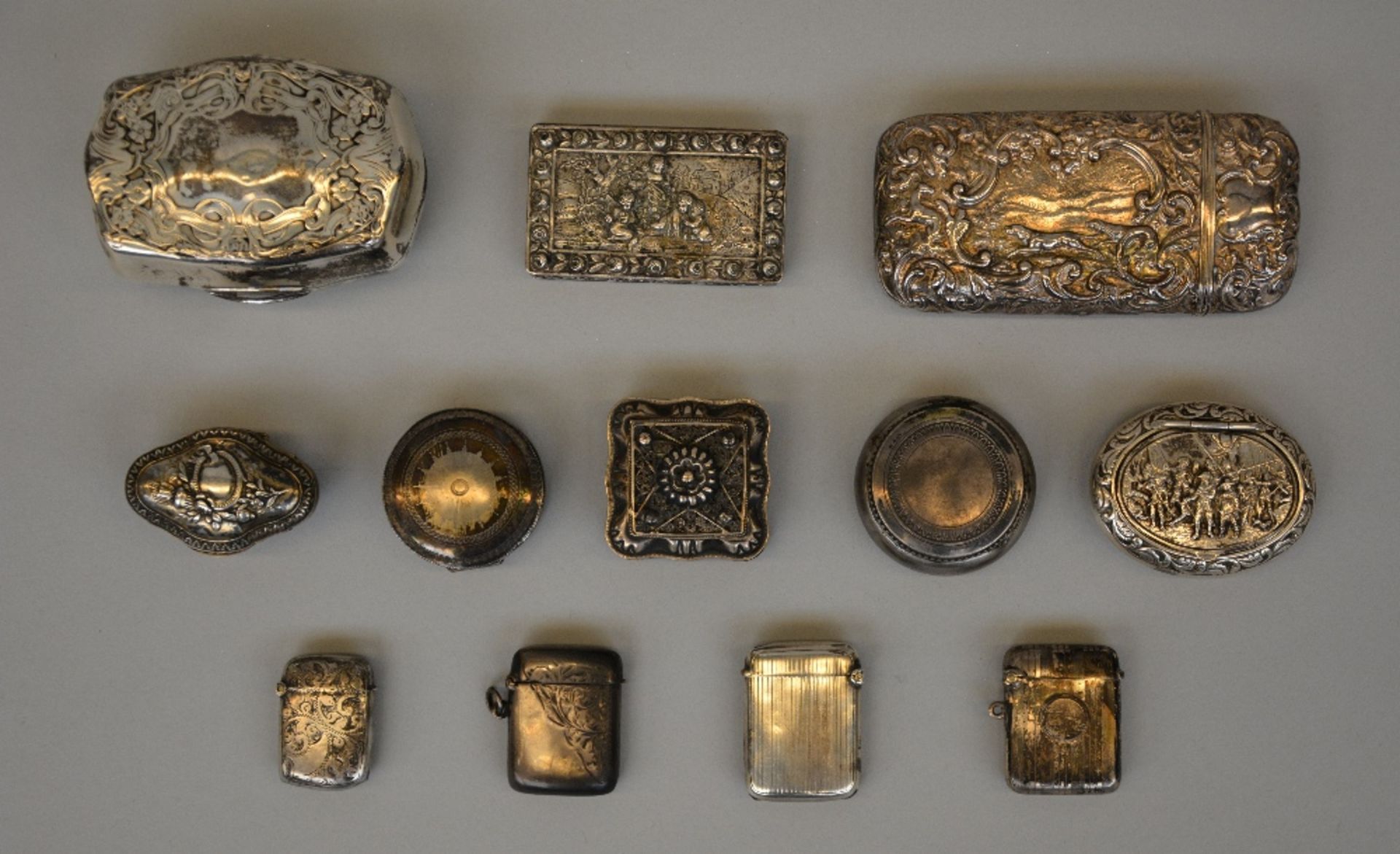 Various Pyrogen match strikers, snuff bottles, pill boxes etc. in English and Continental silver, - Bild 2 aus 4